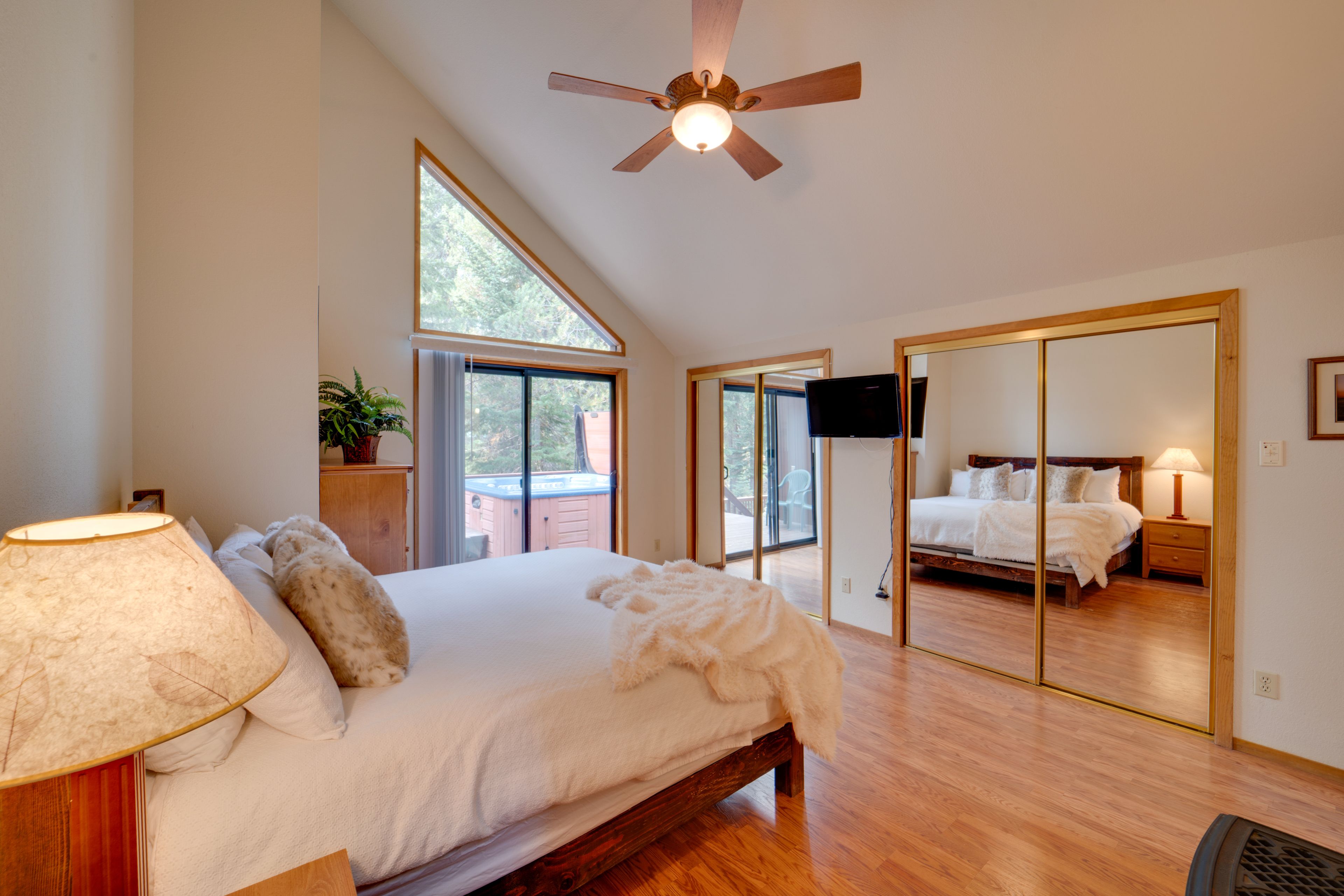 Bedroom 1 | King Bed | 1st Floor