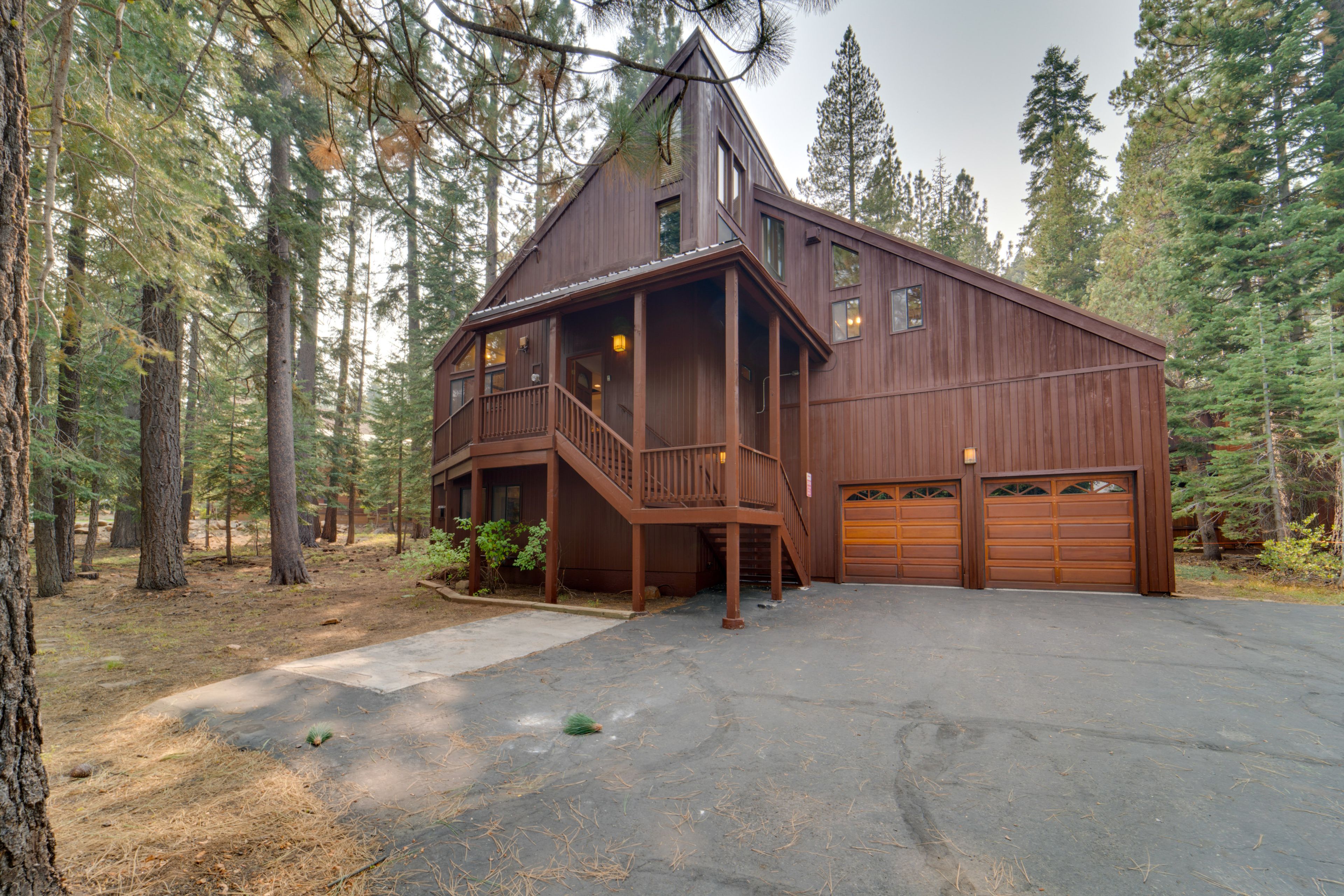 Parking | Garage (1-2 Vehicles) | Driveway (4-7 Vehicles)