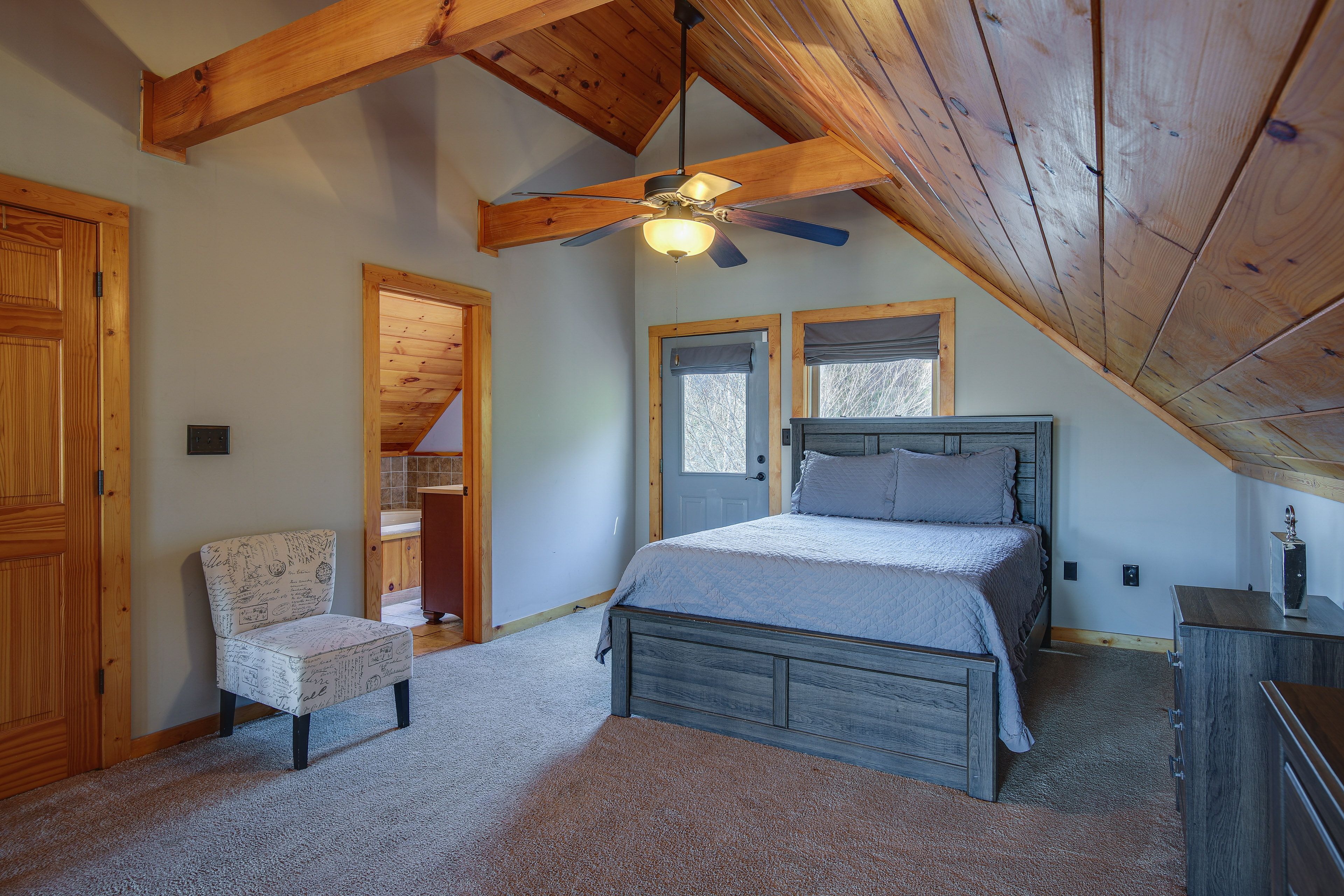 Loft | Upper Level | Queen Bed | En-Suite Bathroom