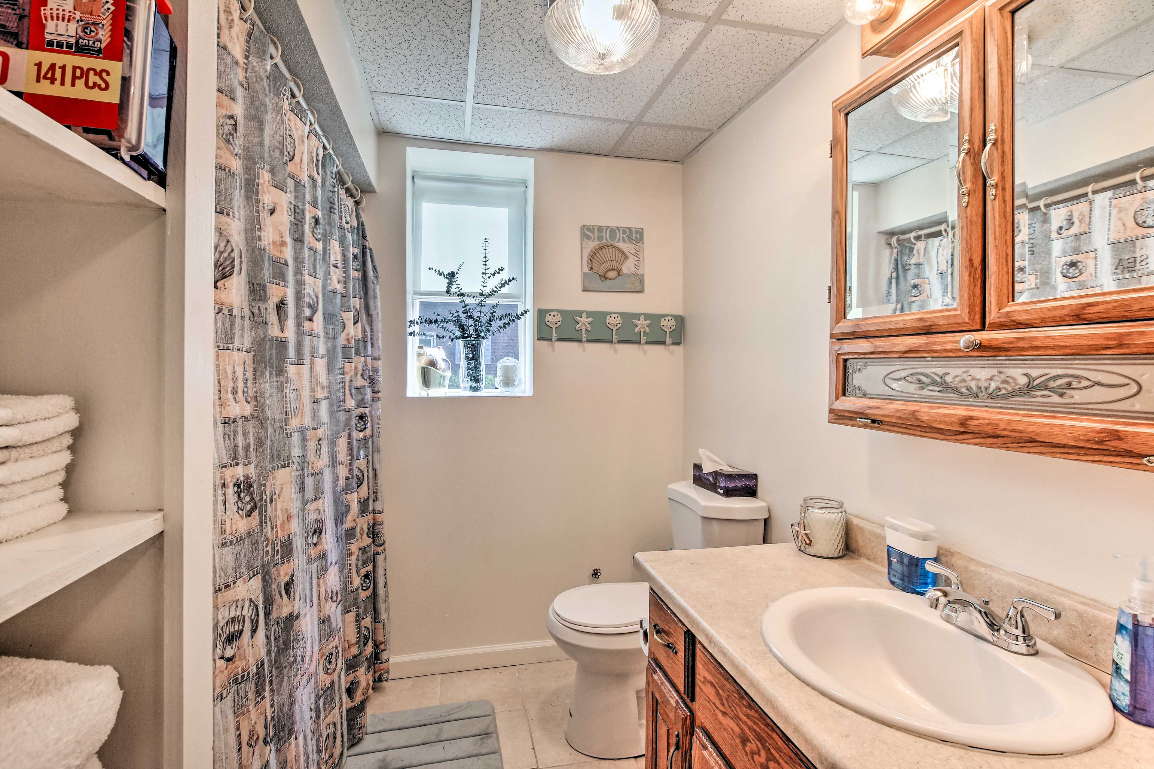 Full Bathroom | Towels Provided