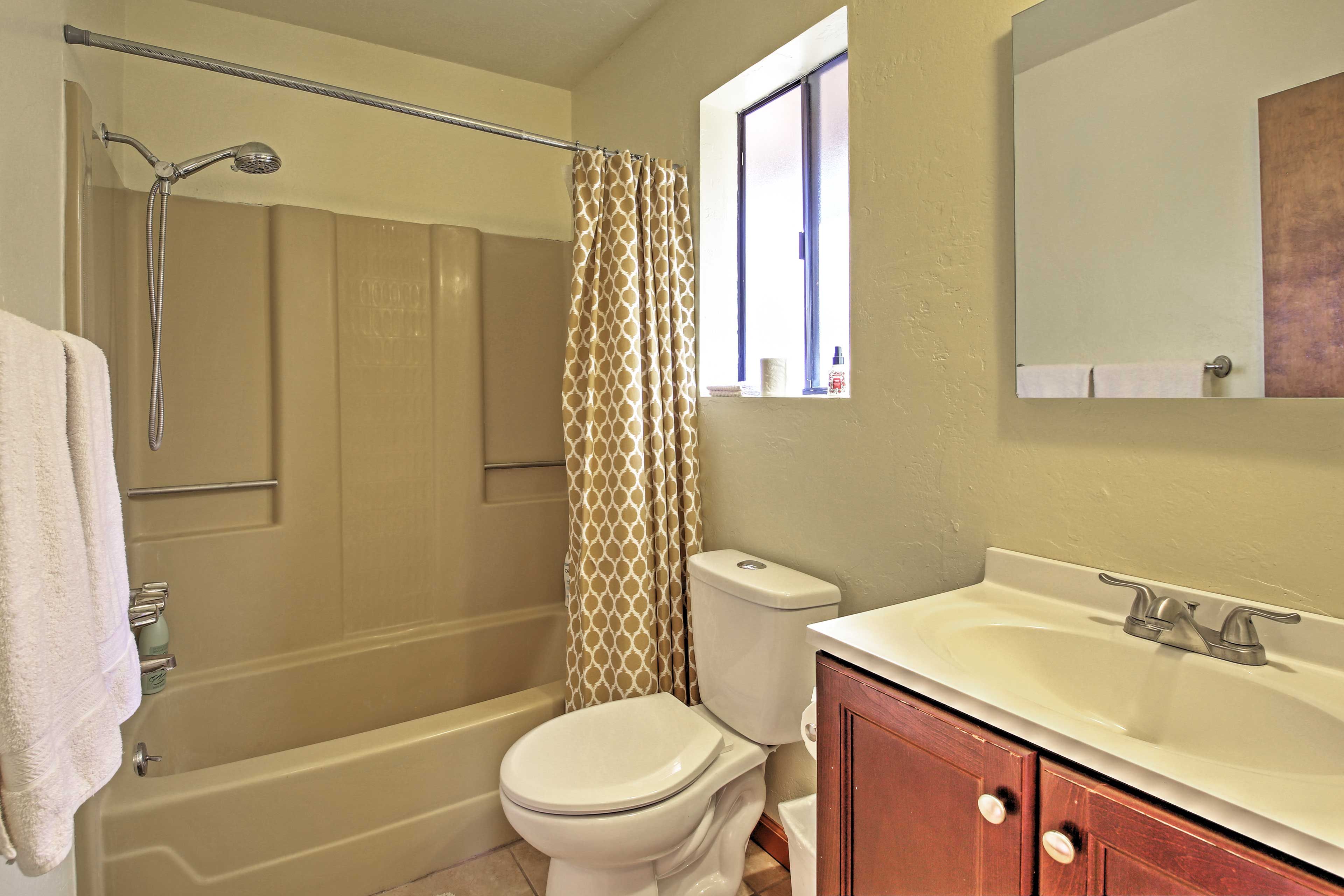 Full Bathroom 1 | Towels Provided