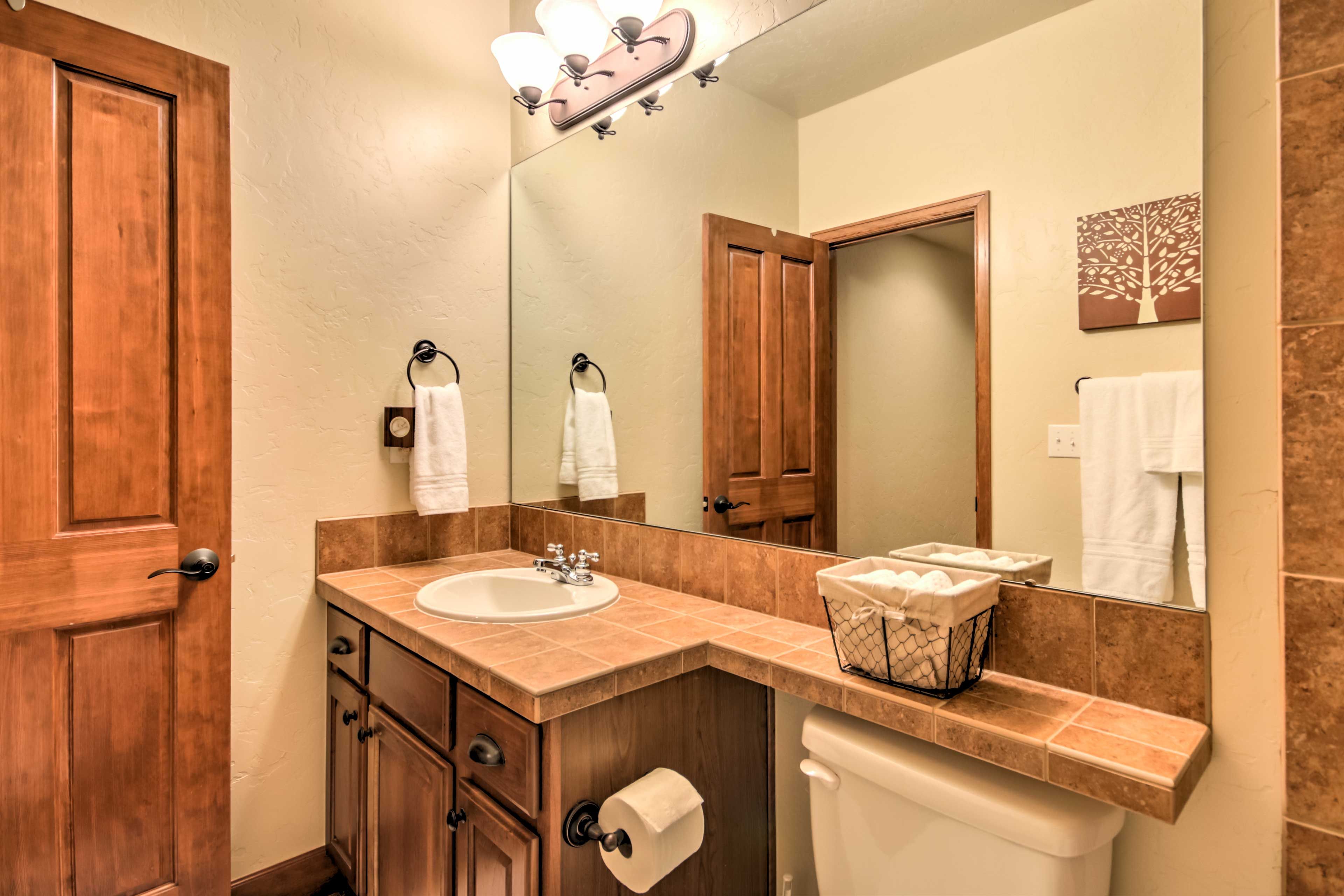 Full Bathroom | Towels Provided | Complimentary Toiletries