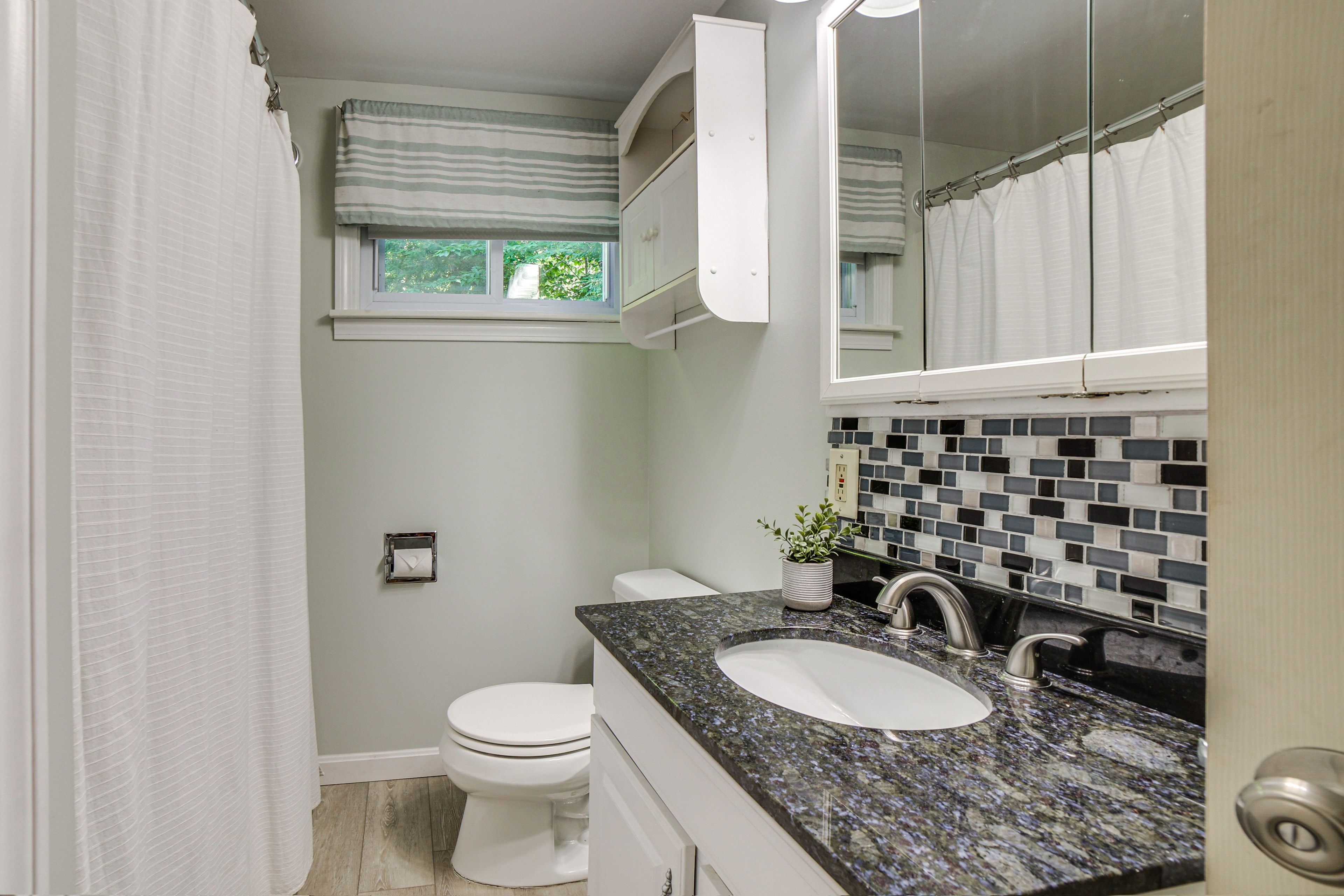 Full Bathroom | Towels Provided
