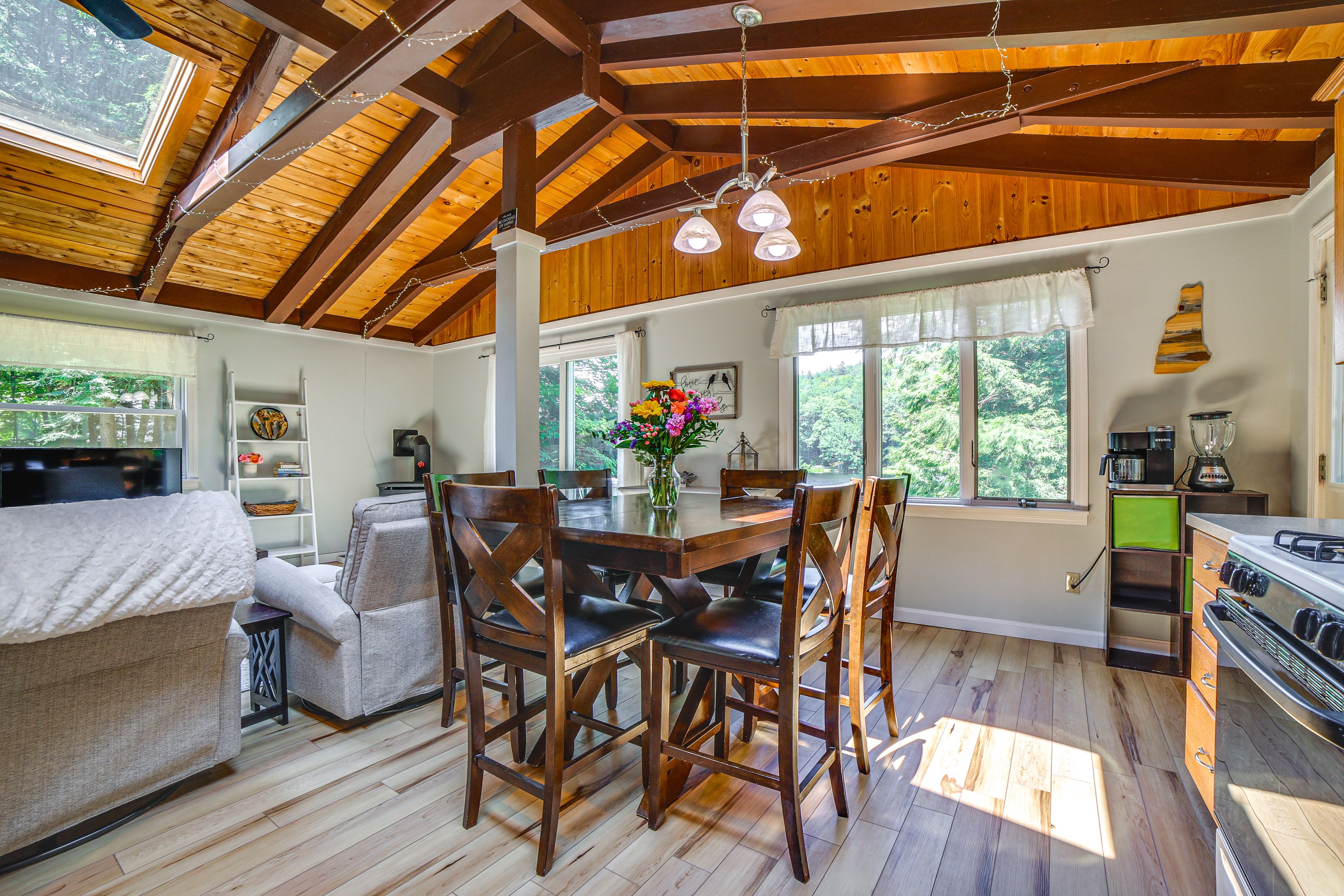 Dining Area | Open Floor Plan | Free WiFi