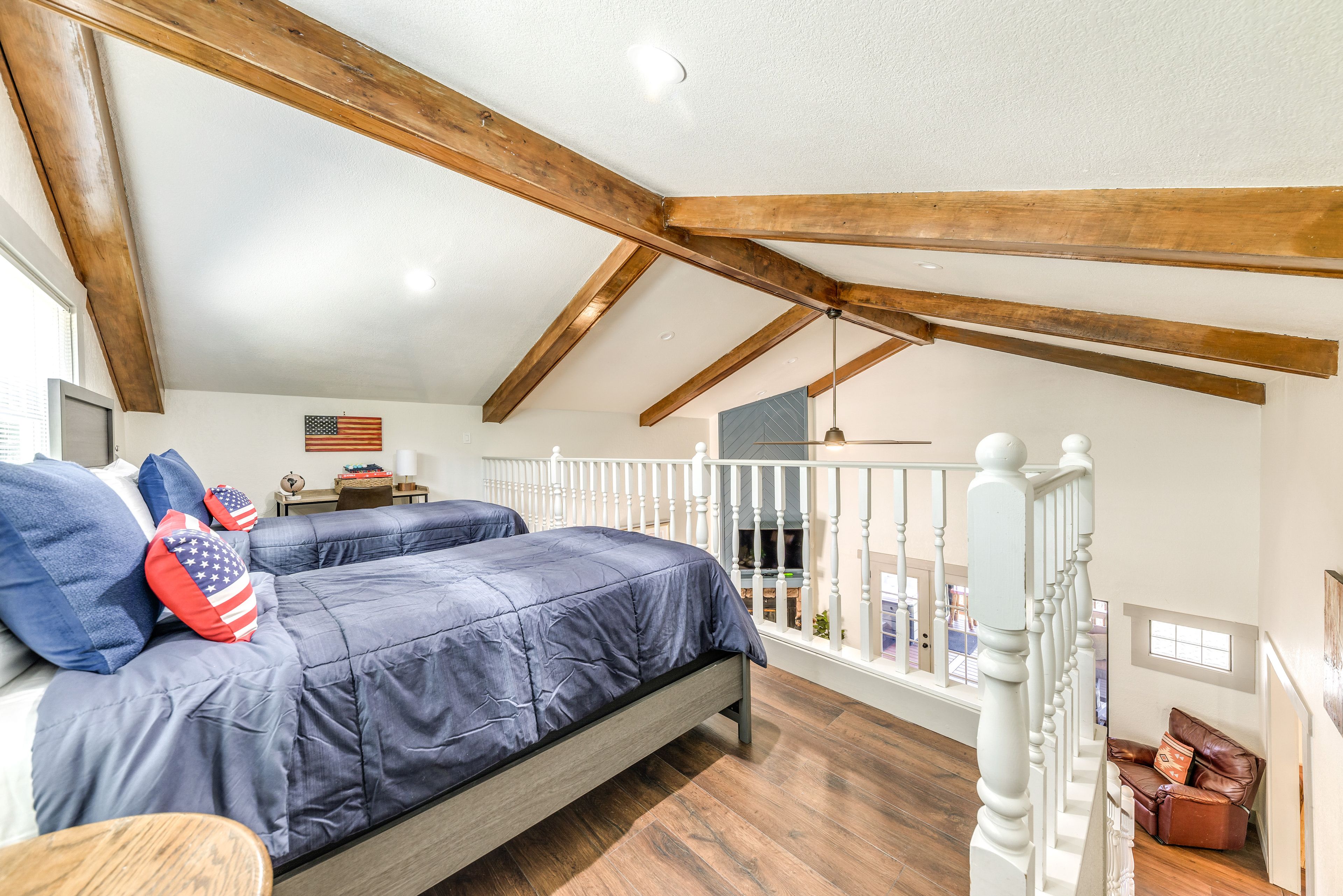 Loft | 2 Twin Beds | Work Desk