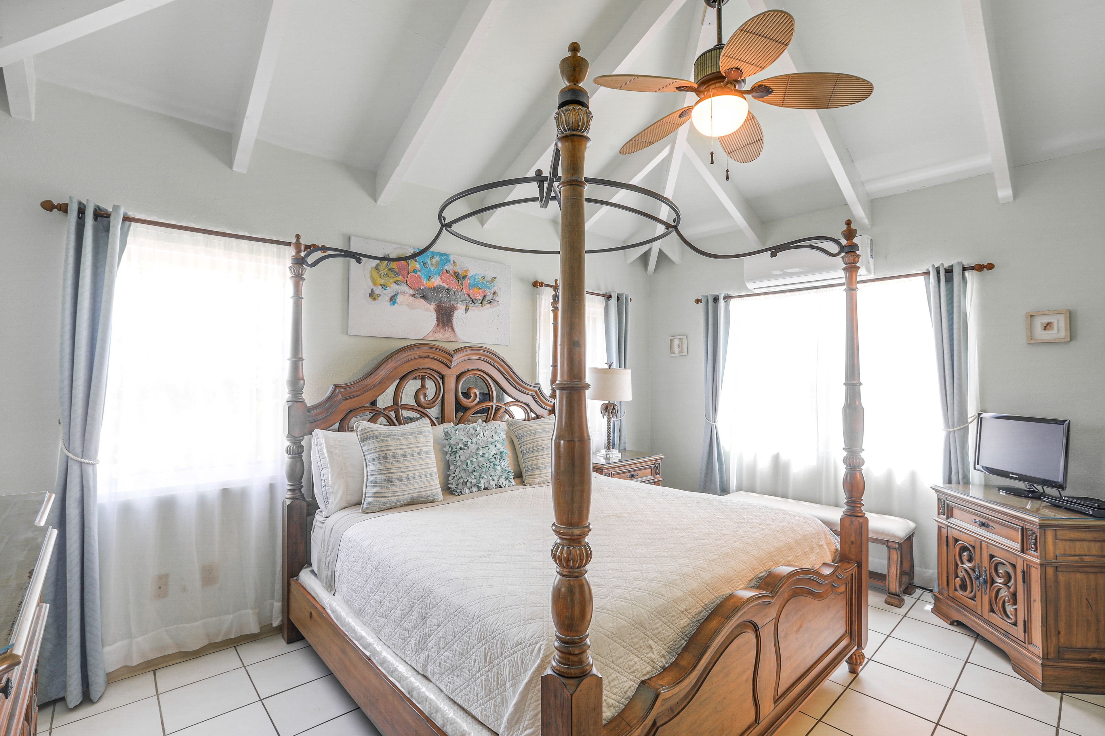 Bedroom 1 | King Bed | Linens Provided