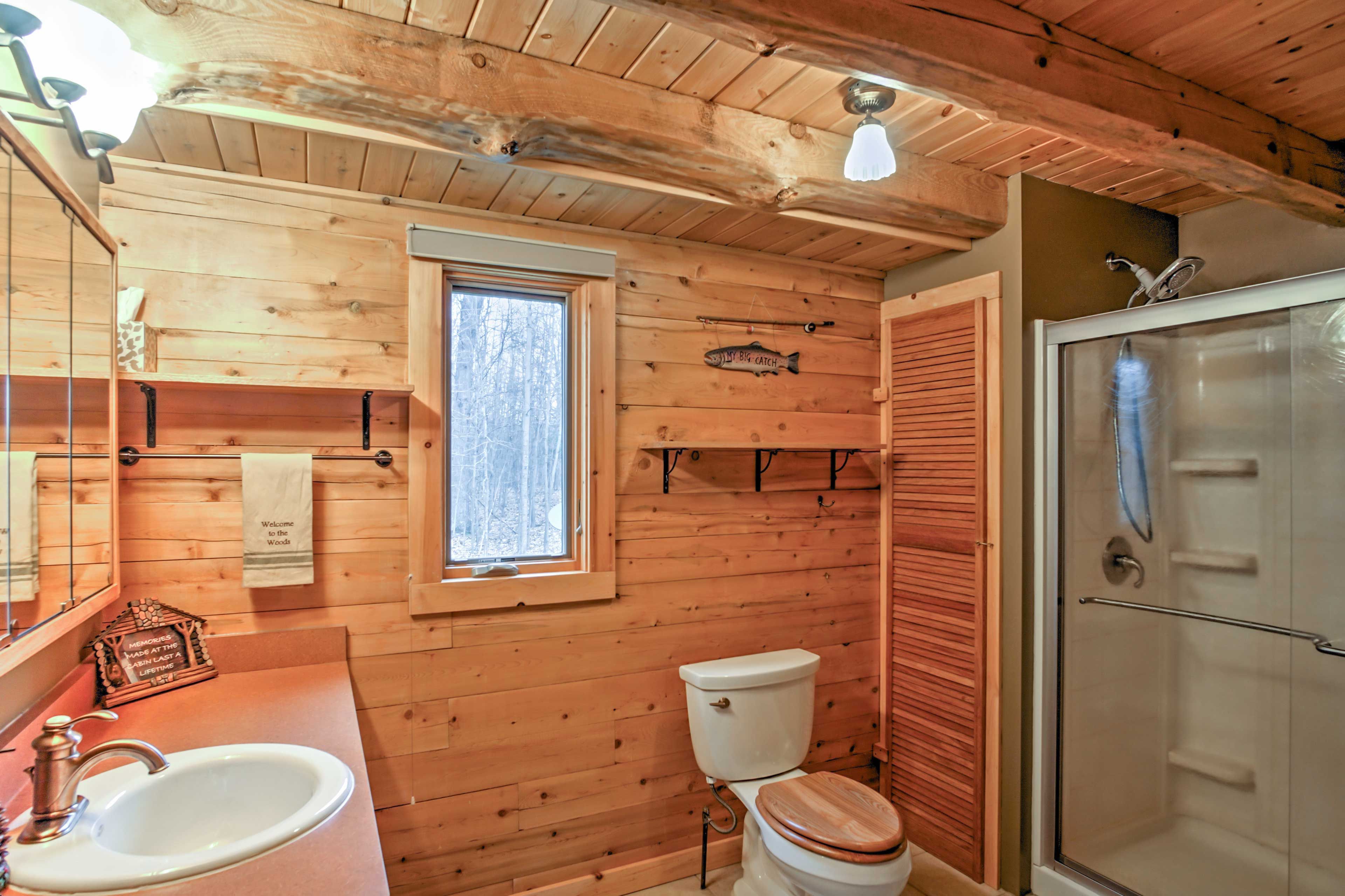 Freshen up and rinse away your day in the tidy and charming full bathroom.