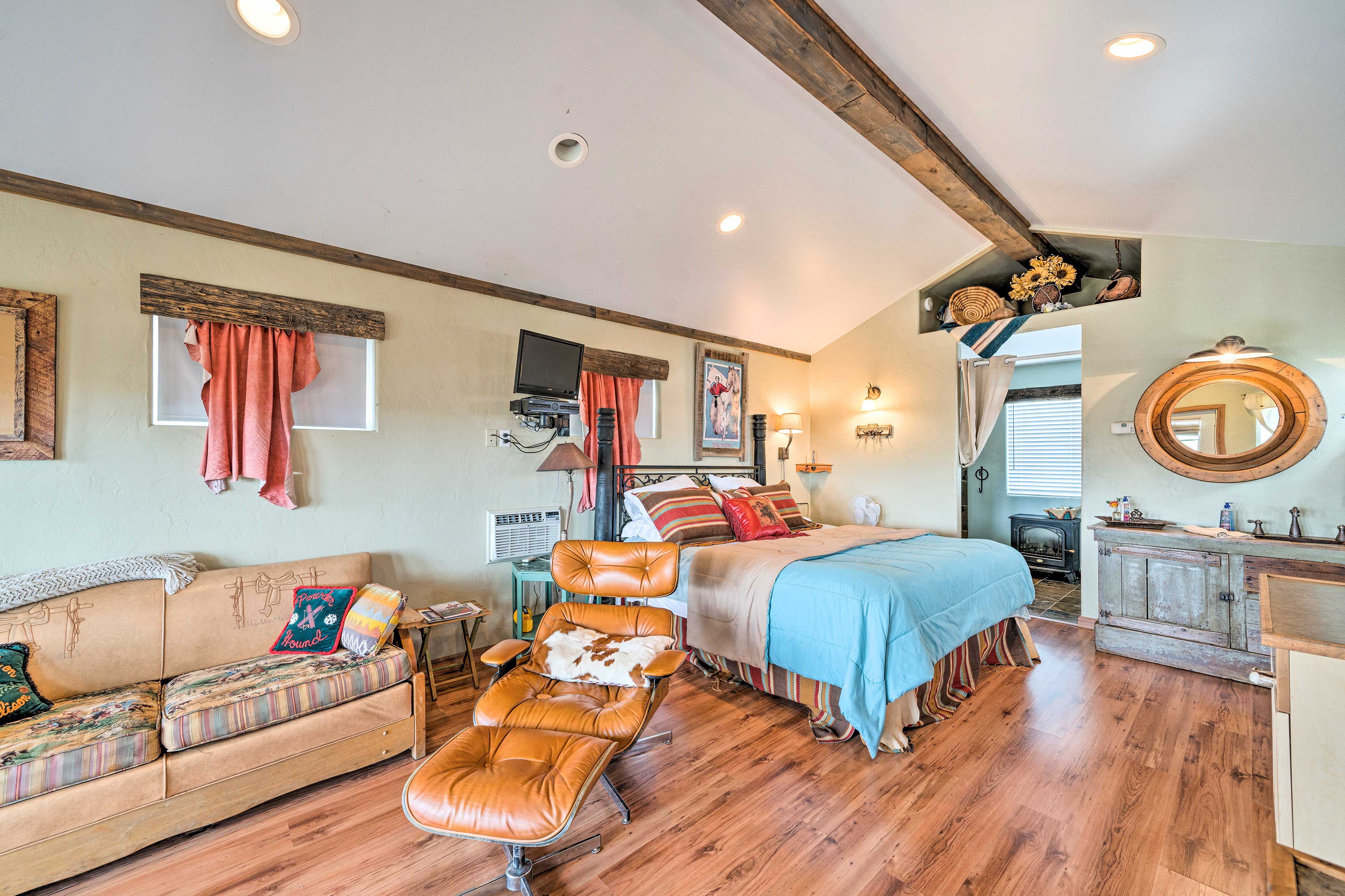 Studio | King Bed | Full Sleeper Sofa | Free WiFi