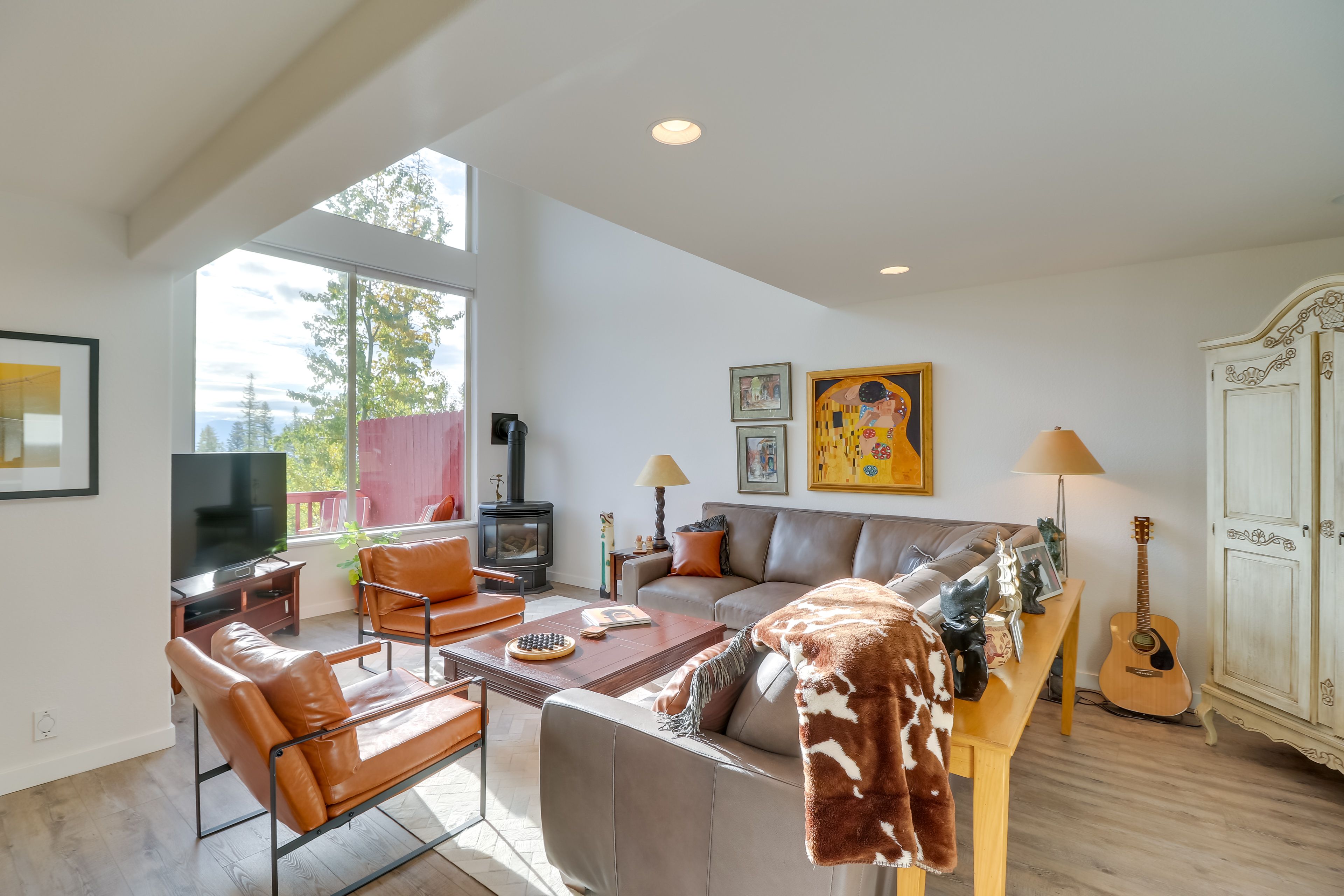 Living Room | 1st Floor | Free WiFi | Smart TV | Central A/C