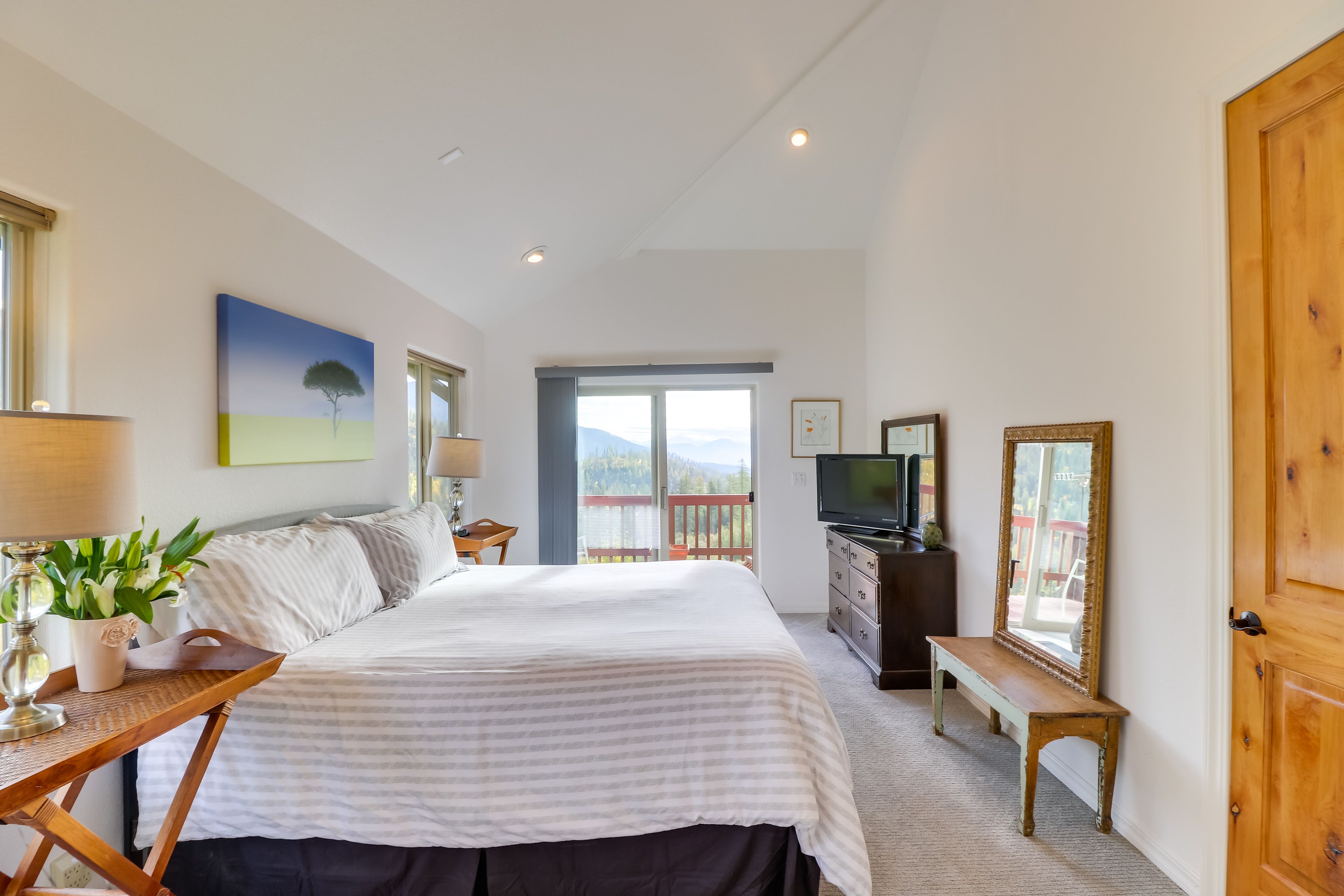 Bedroom 1 | 2nd Floor | King Bed | En-Suite Bathroom
