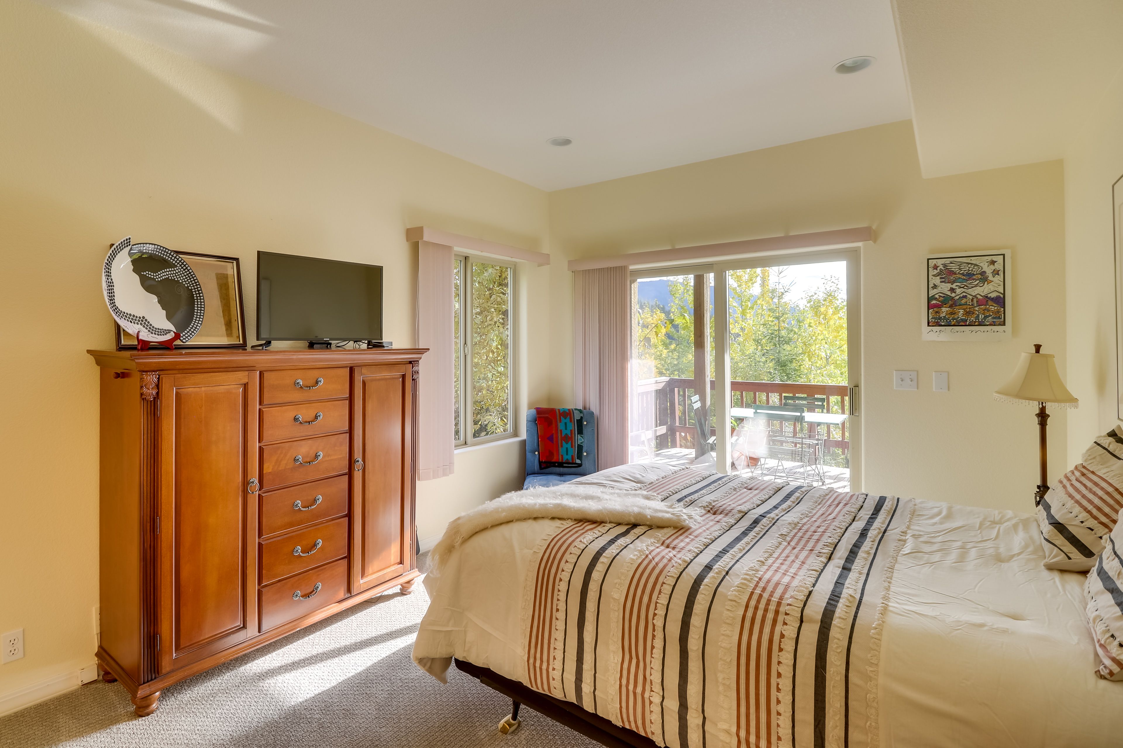 Bedroom 2 | 2nd Floor | Queen Bed