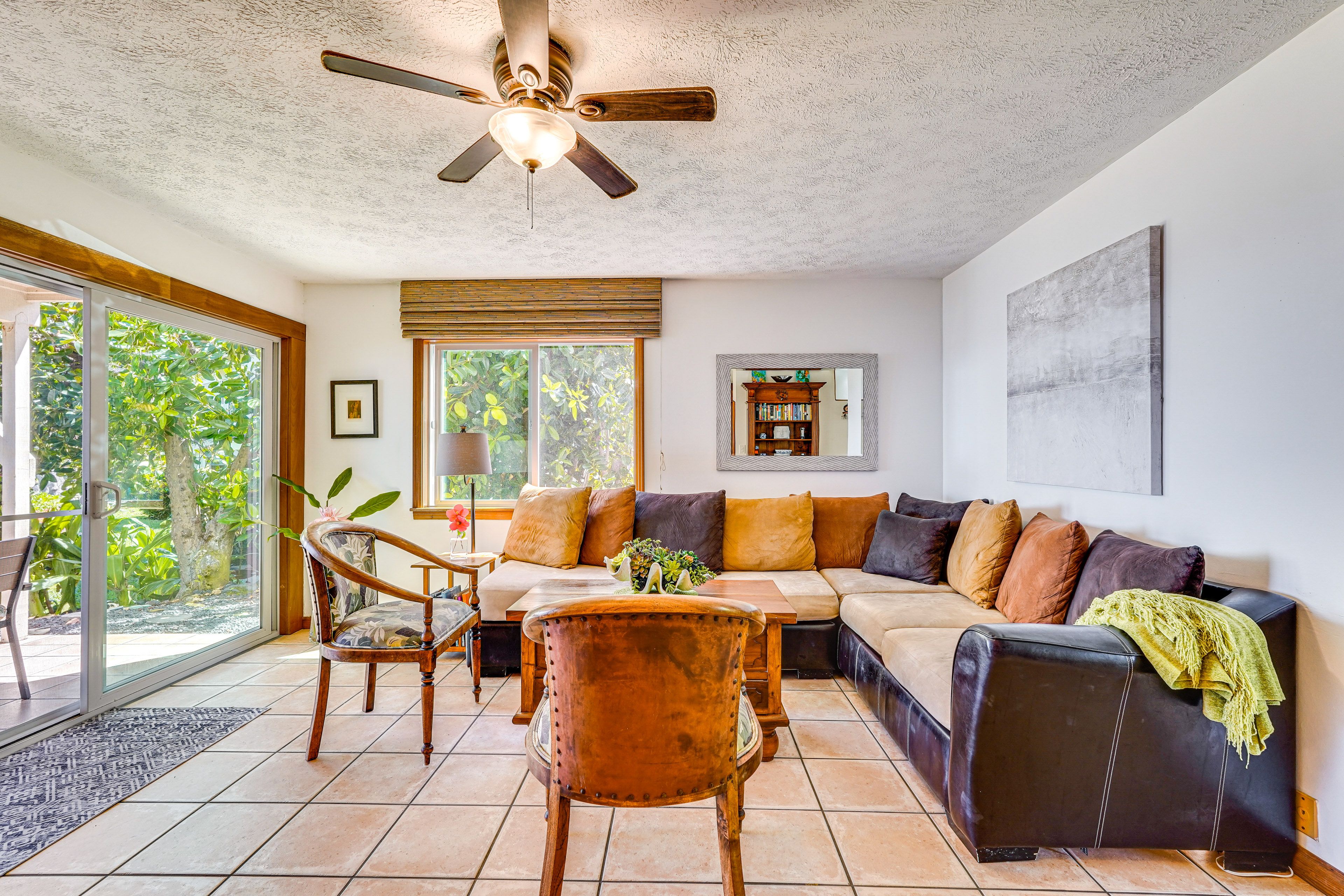 Living Room | Cable TV | Free WiFi | 1st Floor