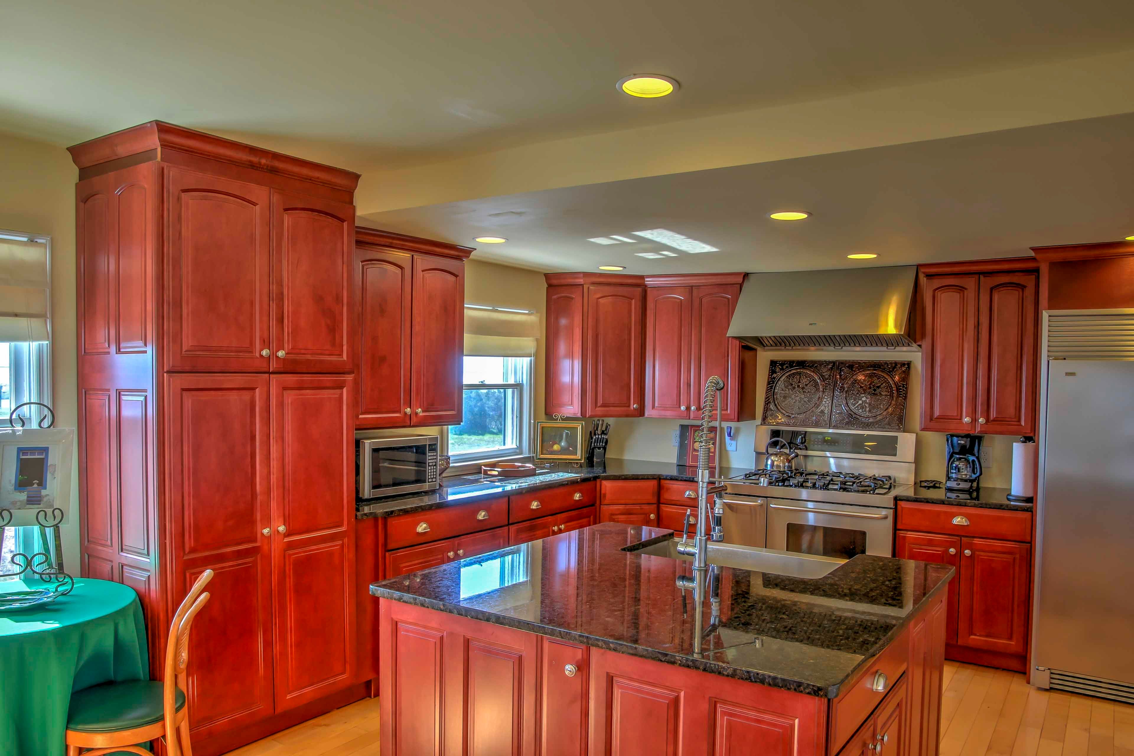 Prepare tasty meals in the beautifully designed, fully equipped kitchen.
