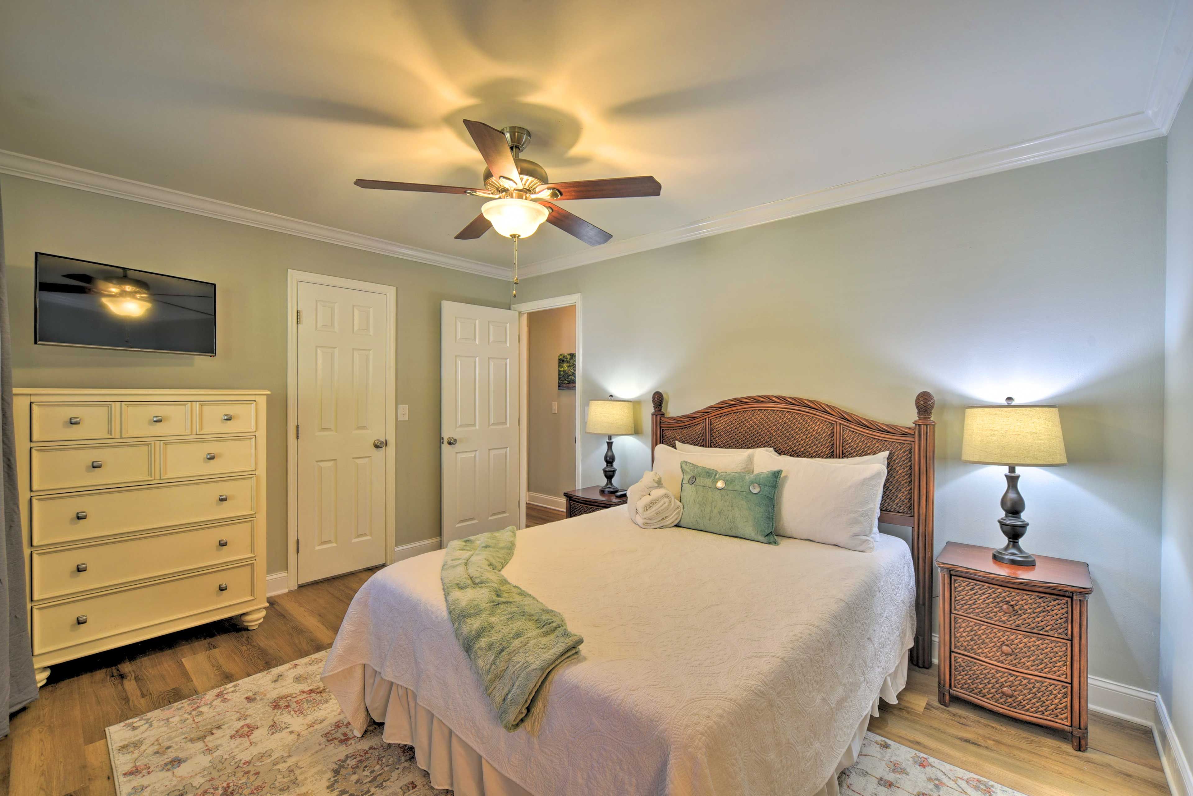 Bedroom 1 | Queen Bed | Main Floor | No Additional Stairs to Access
