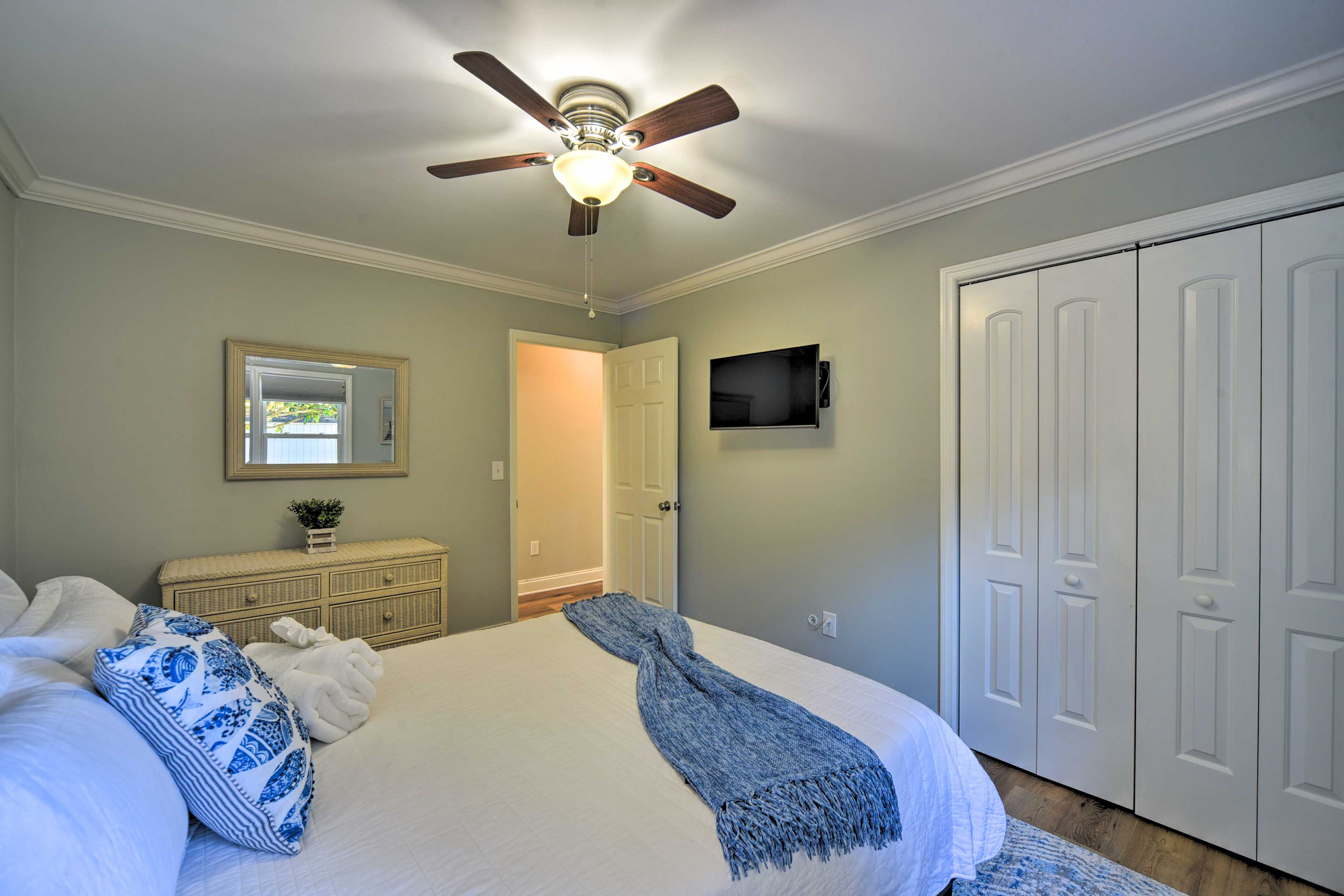 Bedroom 3 | Smart TV w/ Netflix & Amazon Prime