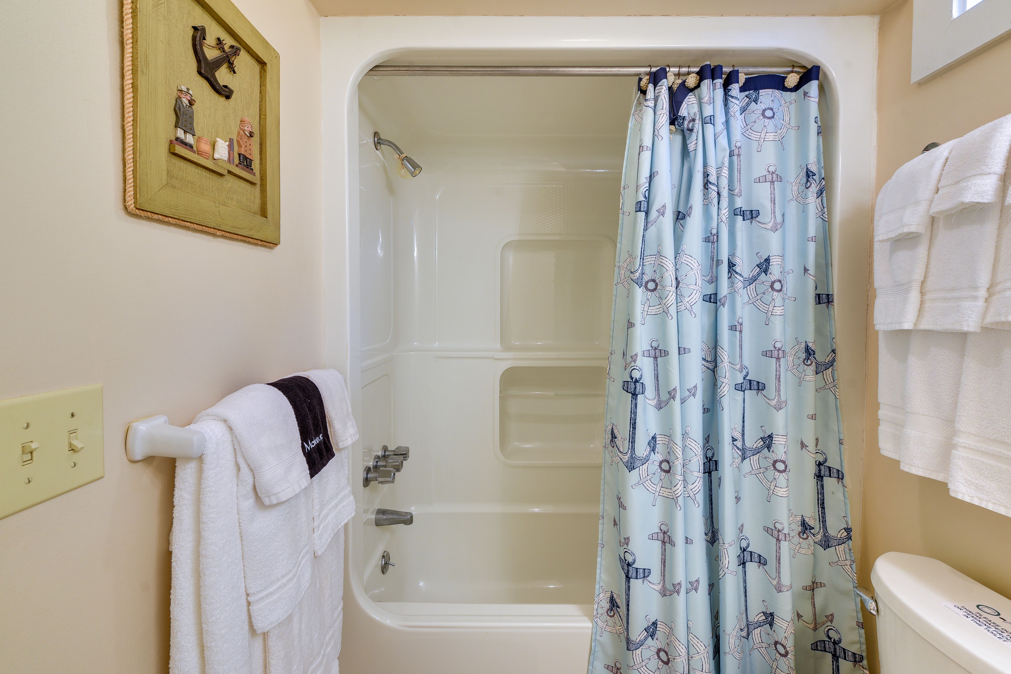 Full Bathroom | Towels Provided
