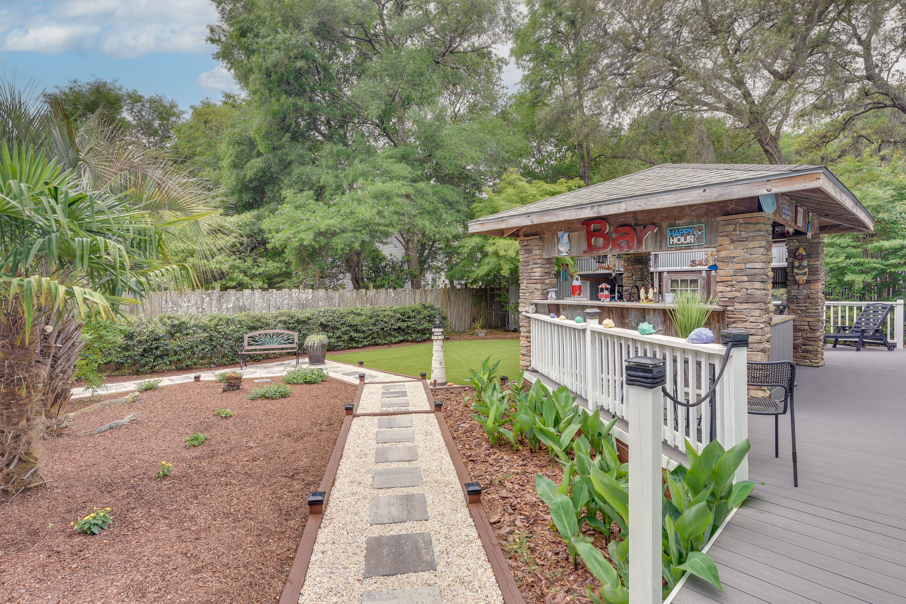 Shared Outdoor Amenities | Gas Grill | Outdoor Bar & Dining Area
