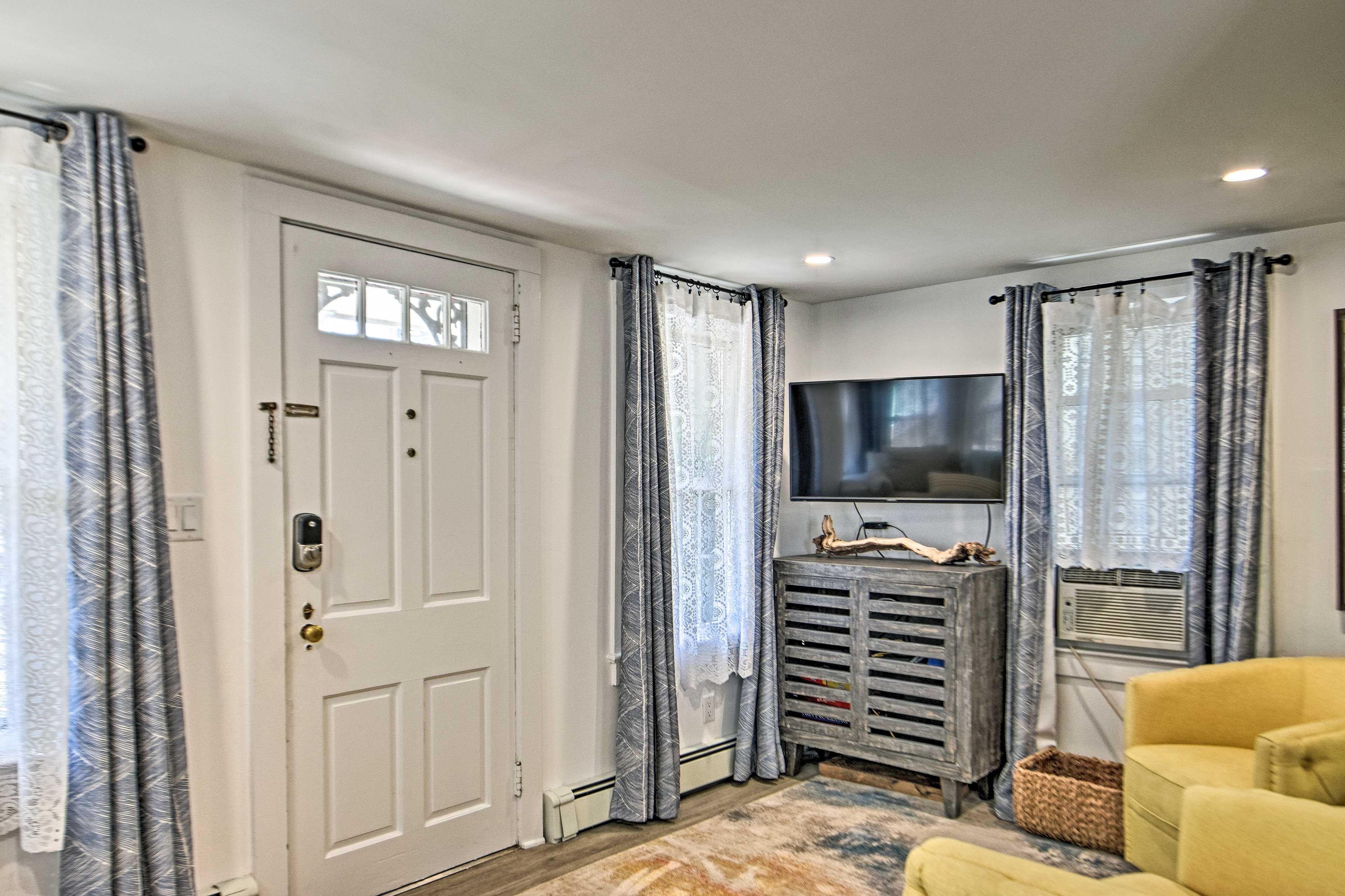 Living Area | Free WiFi | Cable TV