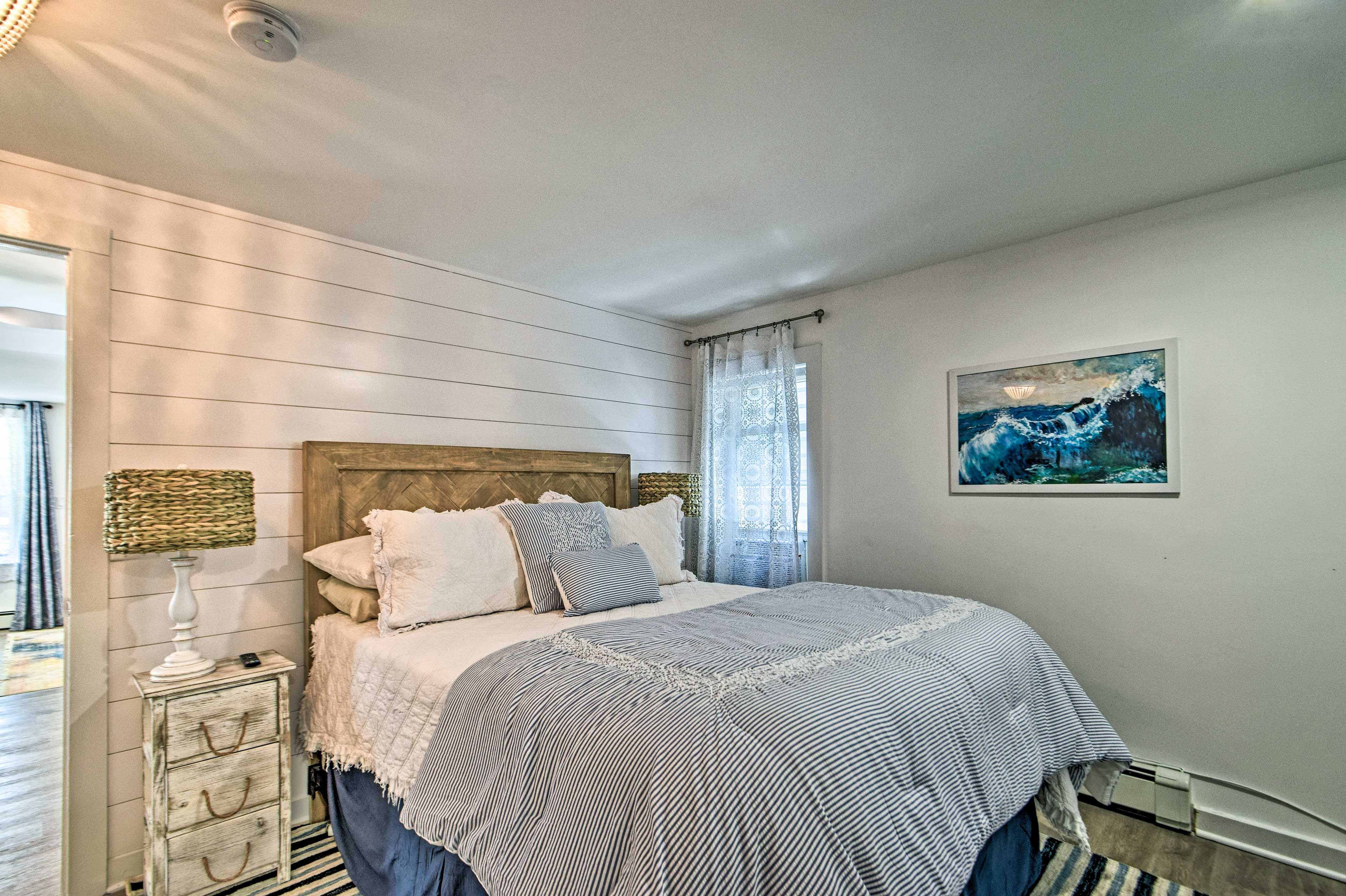 Bedroom | Queen Bed | Linens