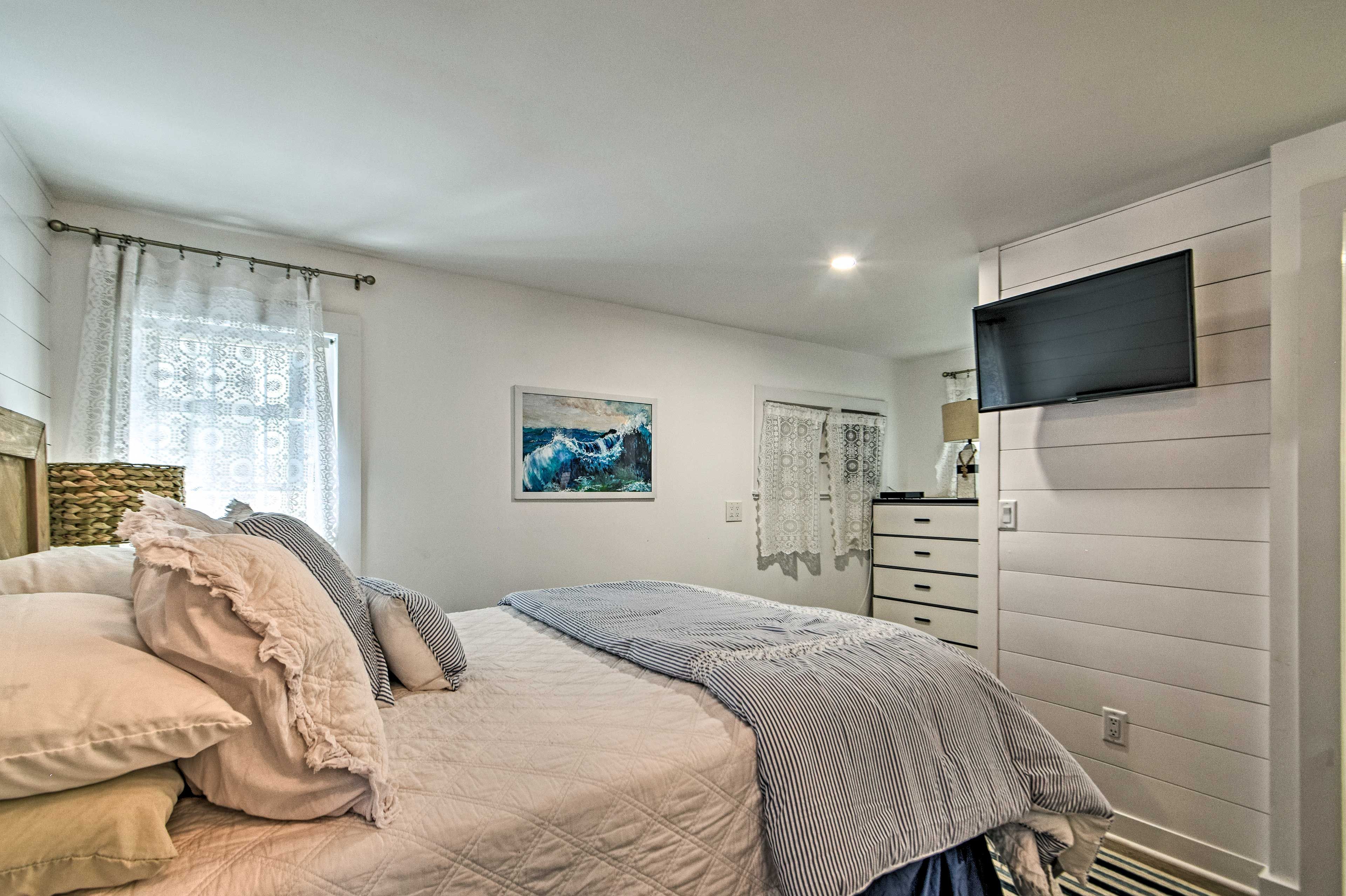 Bedroom | Cable TV