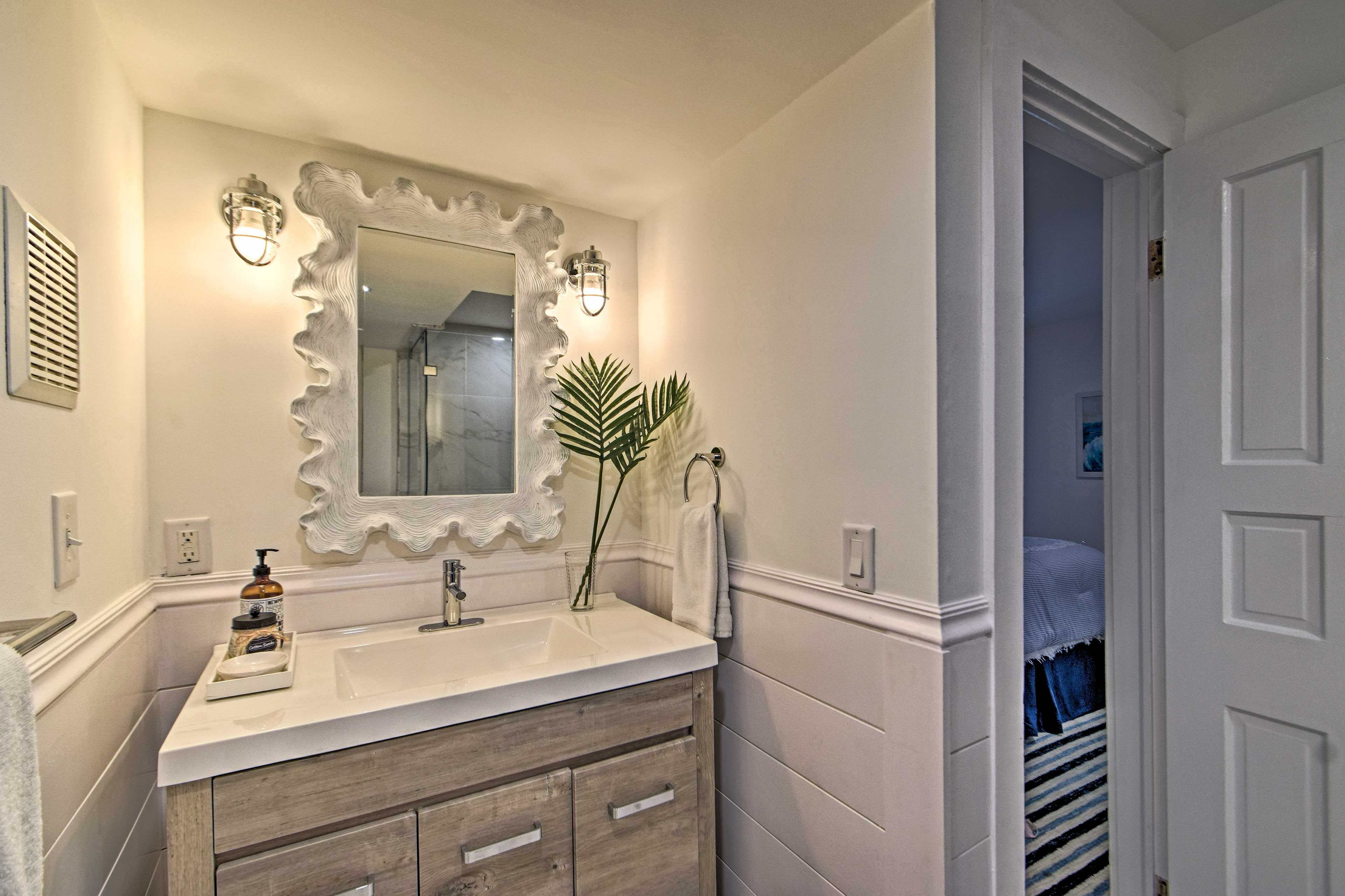 Full Bathroom | Complimentary Toiletries | Bath Towels | 2 Beach Towels