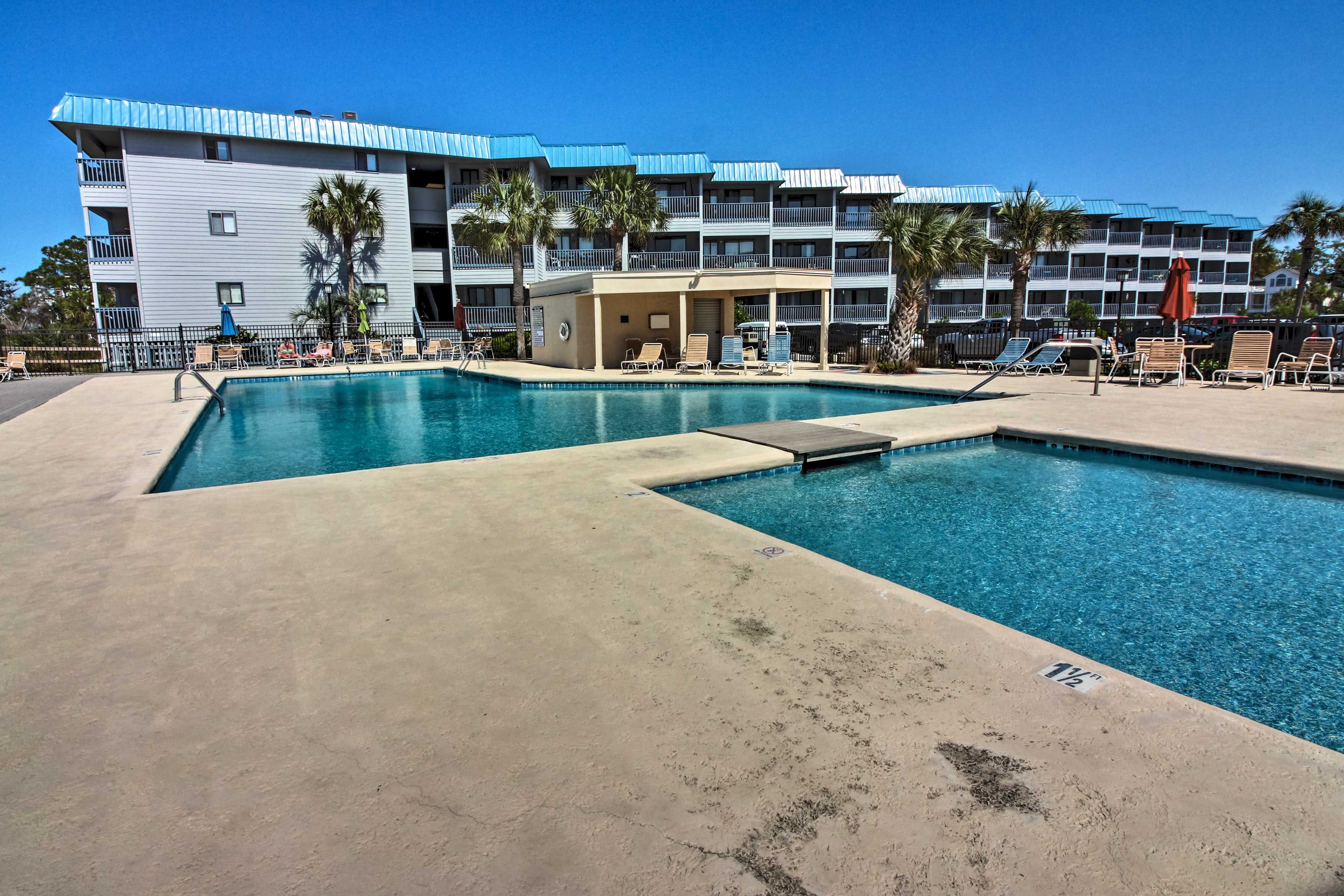 Community Amenities | Outdoor Pool | Tennis