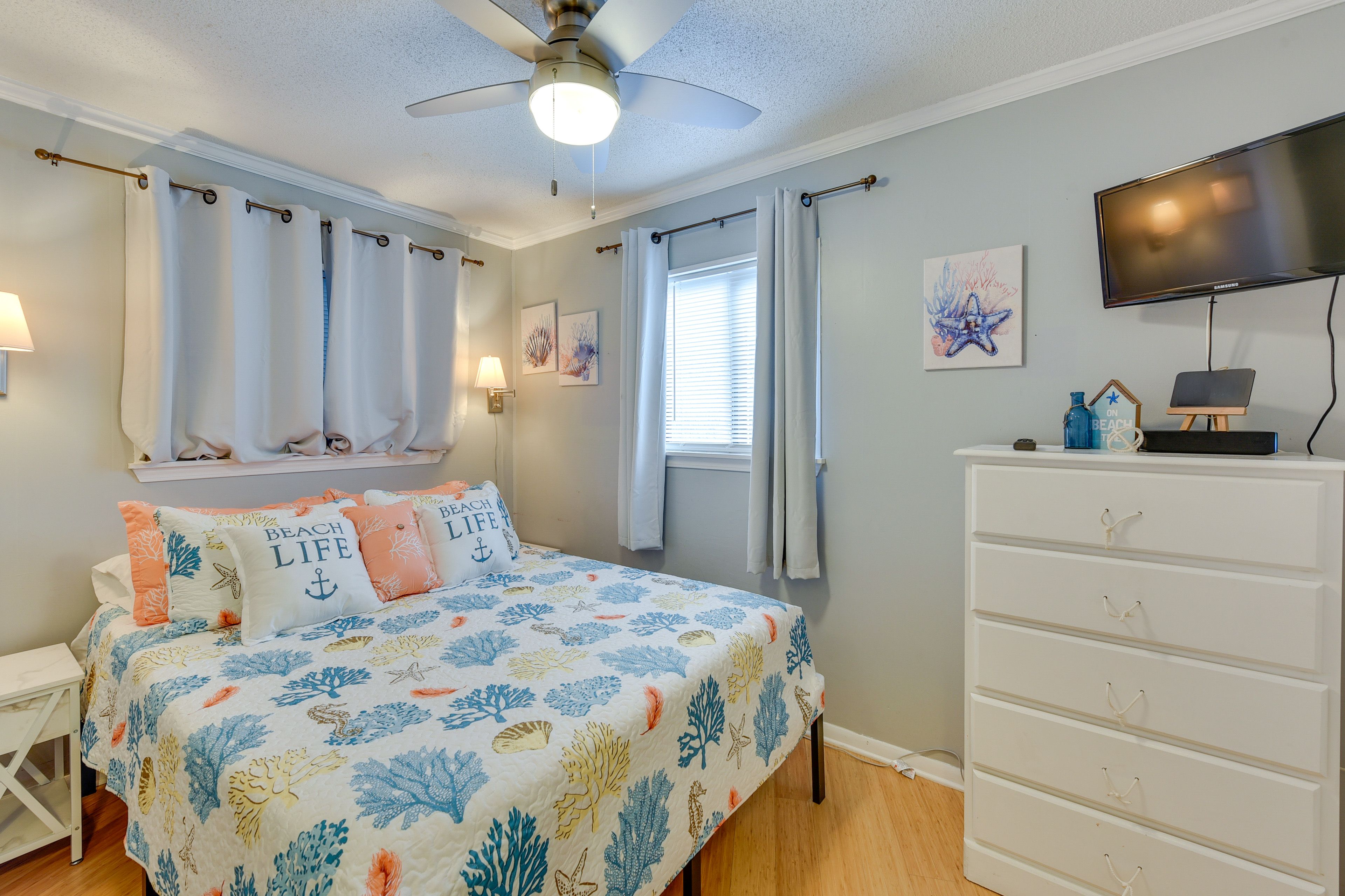 Bedroom | Queen Bed | Linens Provided