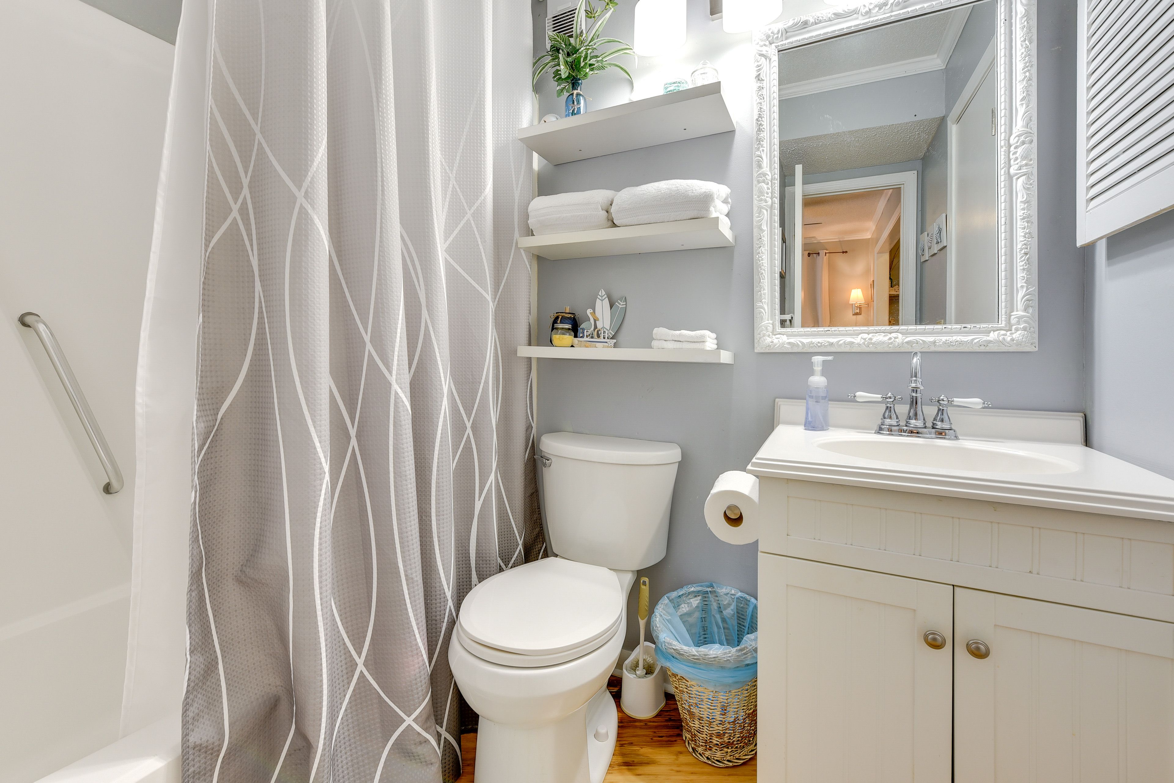 Full Bathroom | Towels Provided