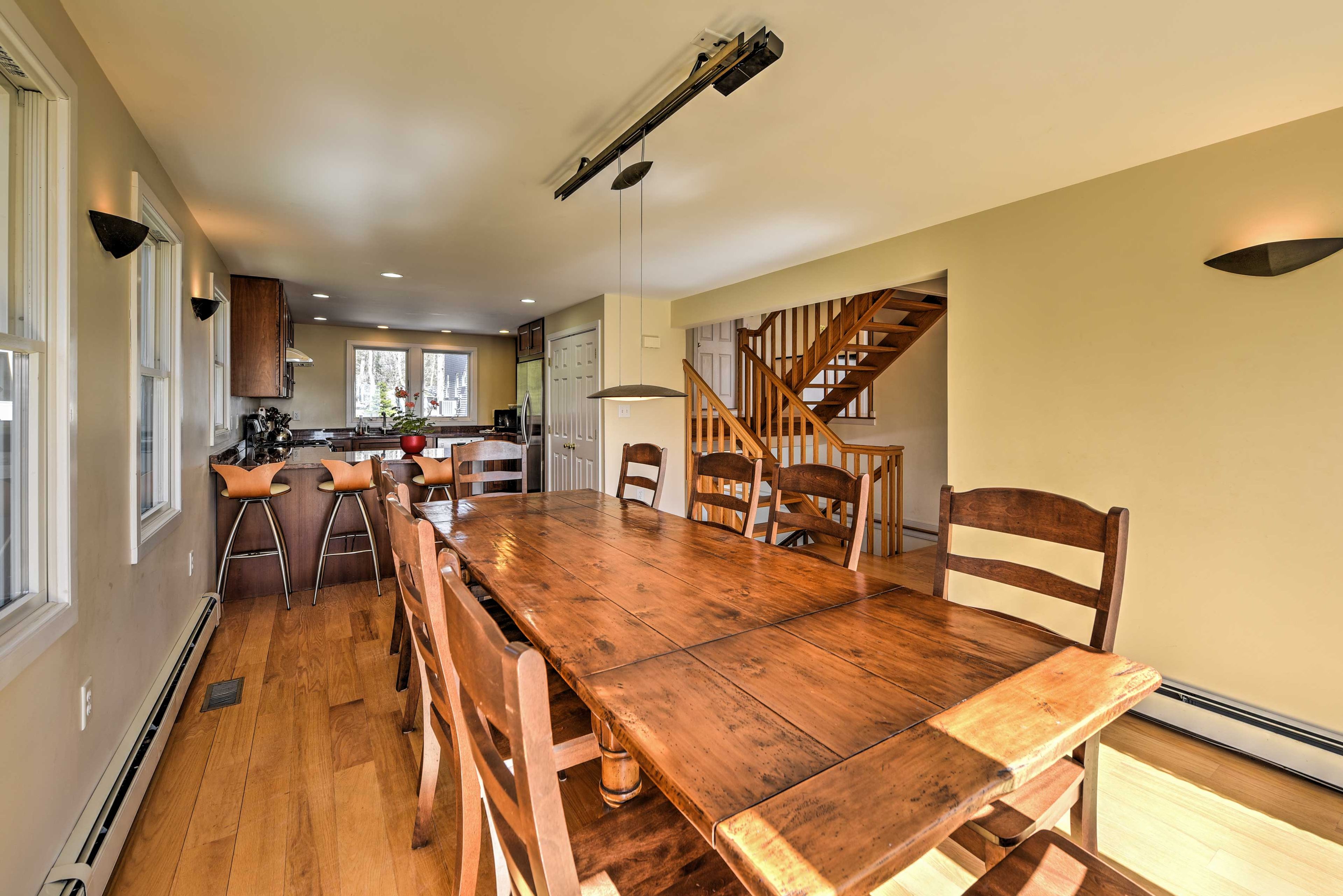 Dining Table | Dishware Provided