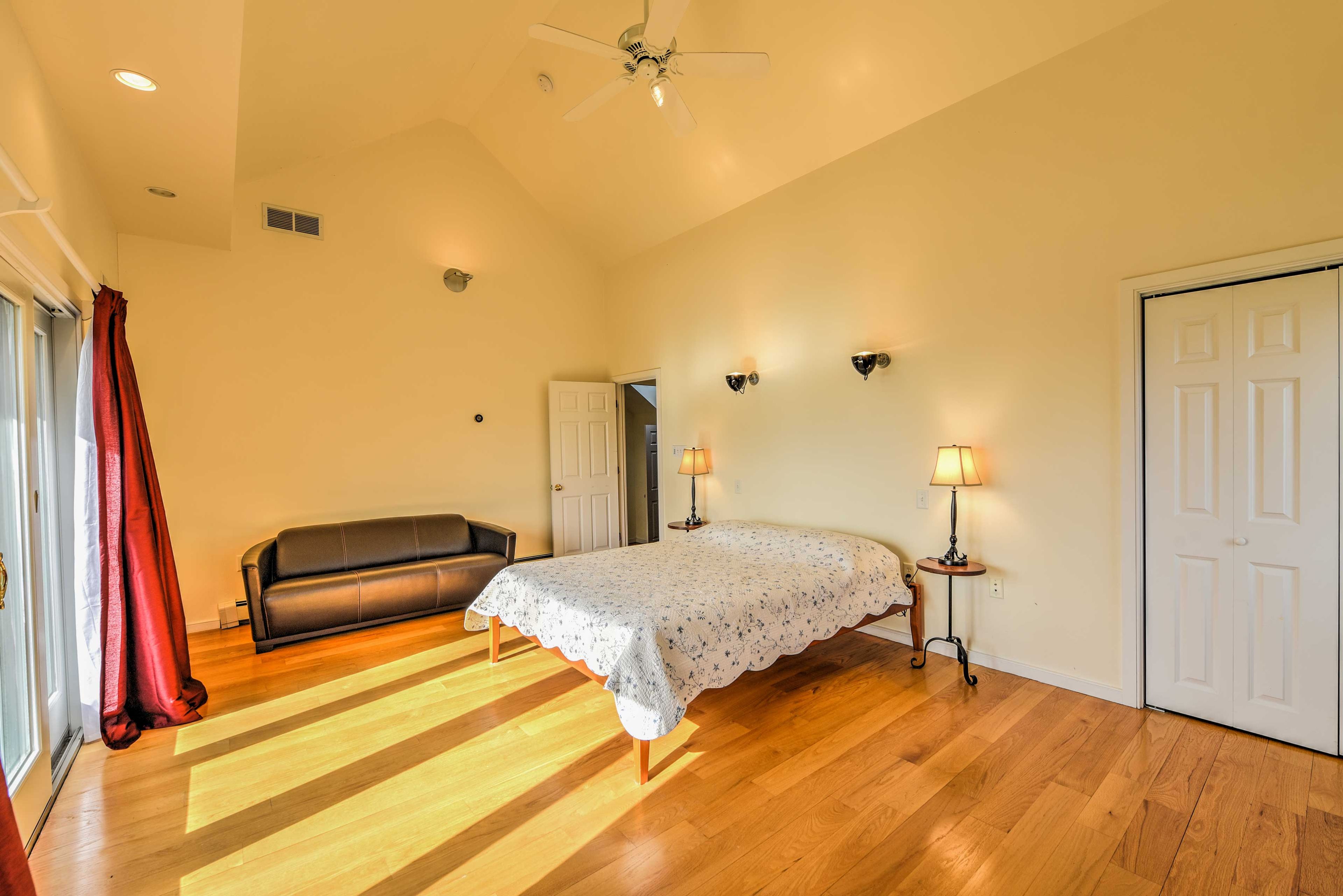 Bedroom 1 | Queen Bed
