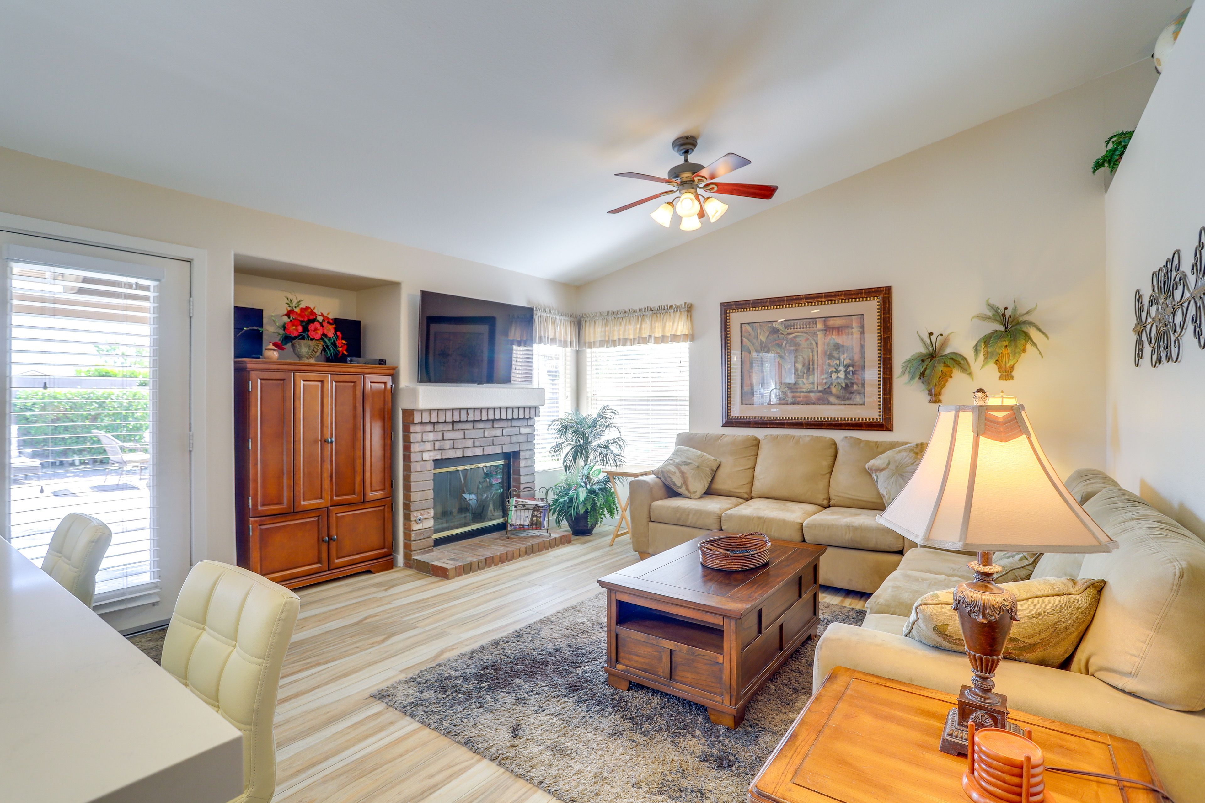 Living Room | Free WiFi | Central Heating & A/C | Flat-Screen TV w/ Cable