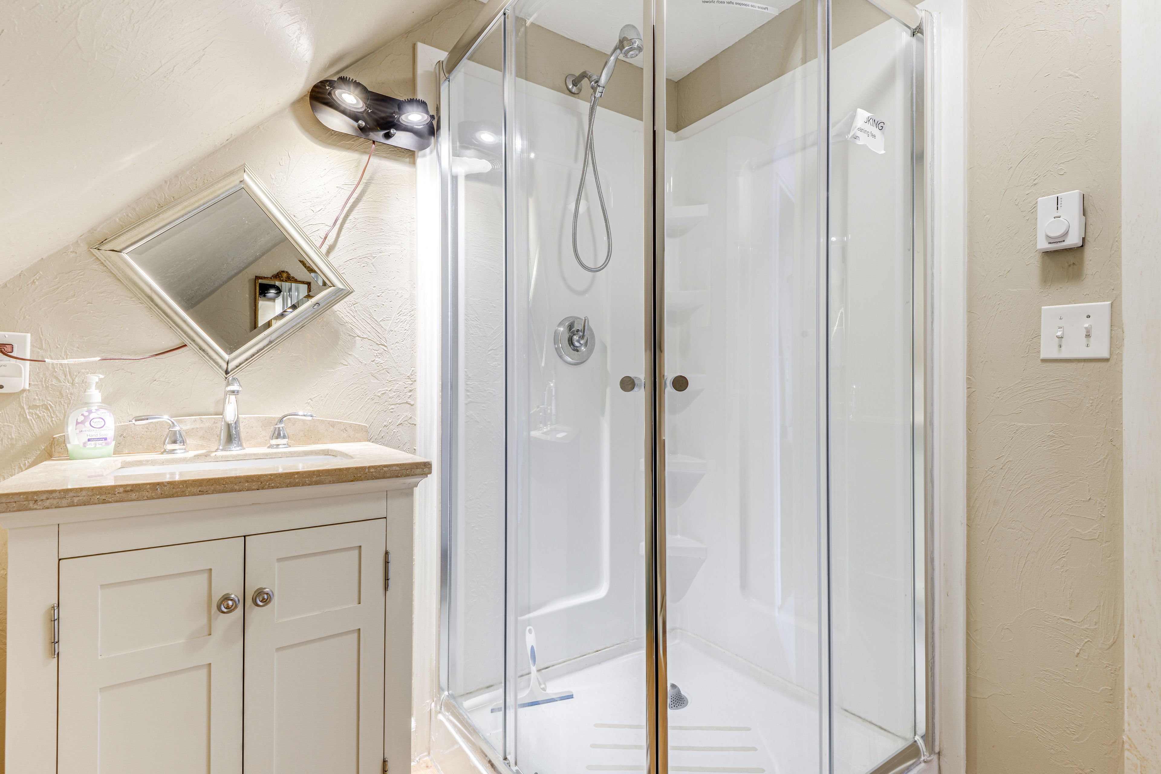 Full Bathroom | 3rd Floor