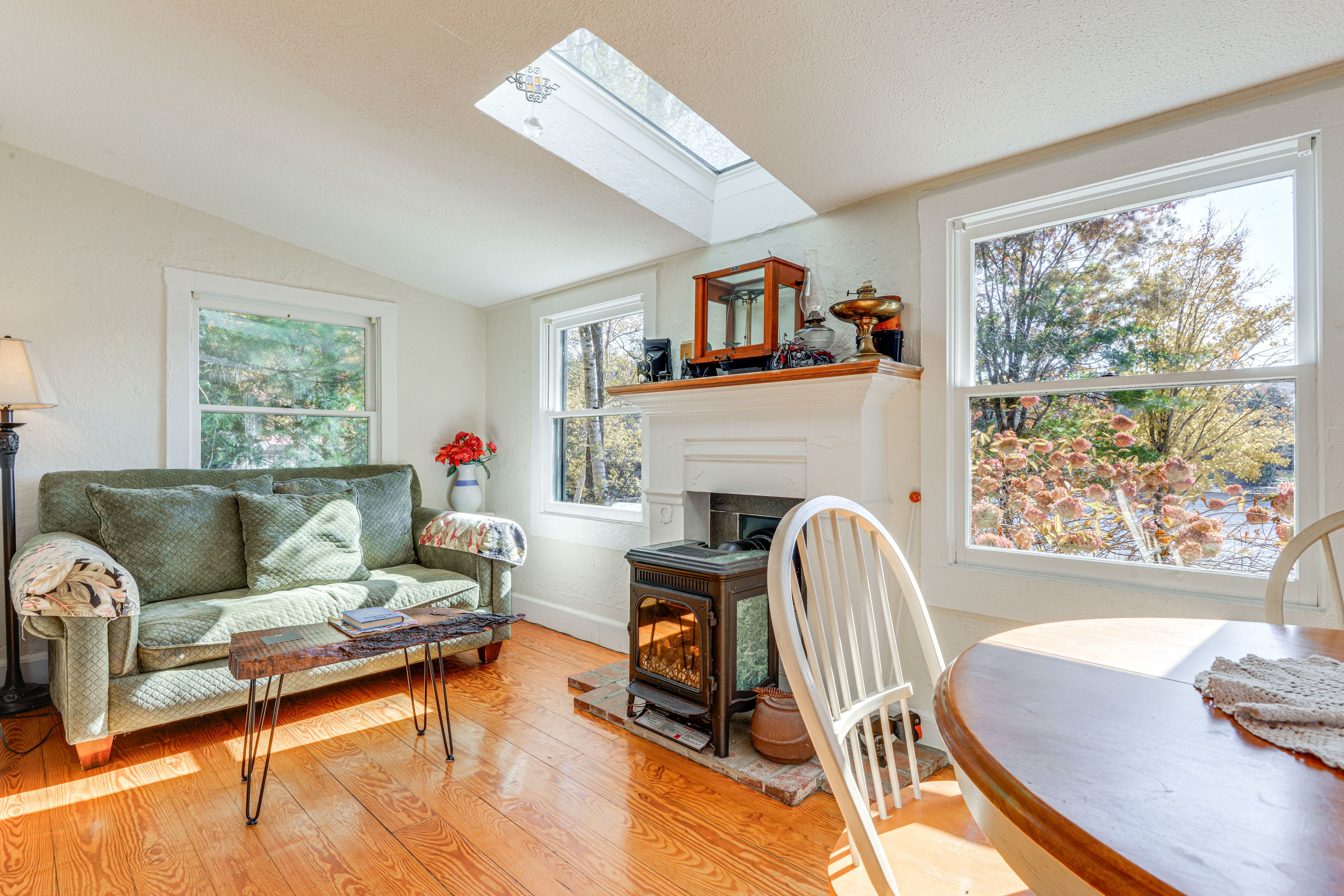 Leisure Room | Lake Views | Skylights | 2nd Floor