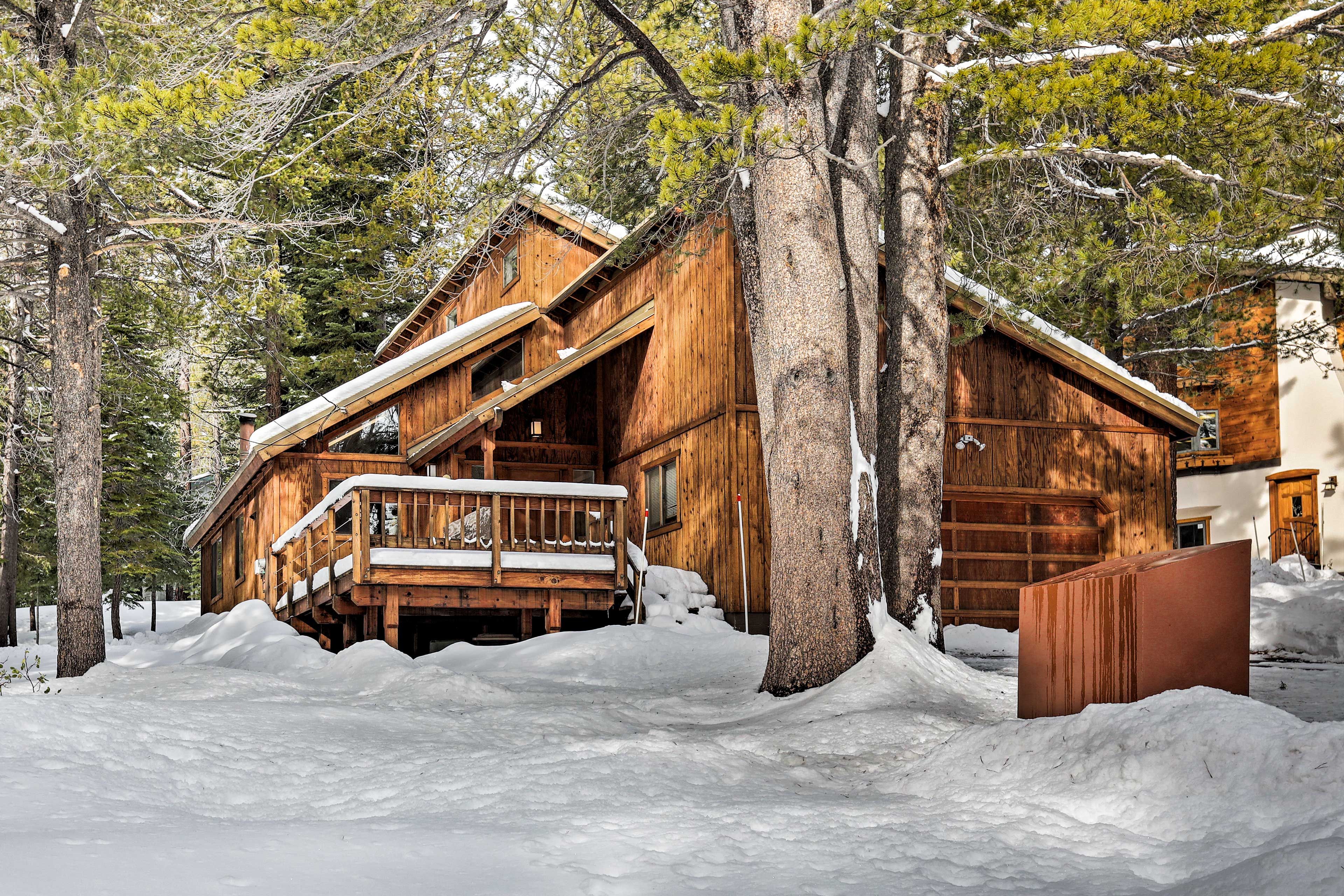 Book this inviting 3-bedroom, 2.5-bathroom Truckee vacation rental cabin!
