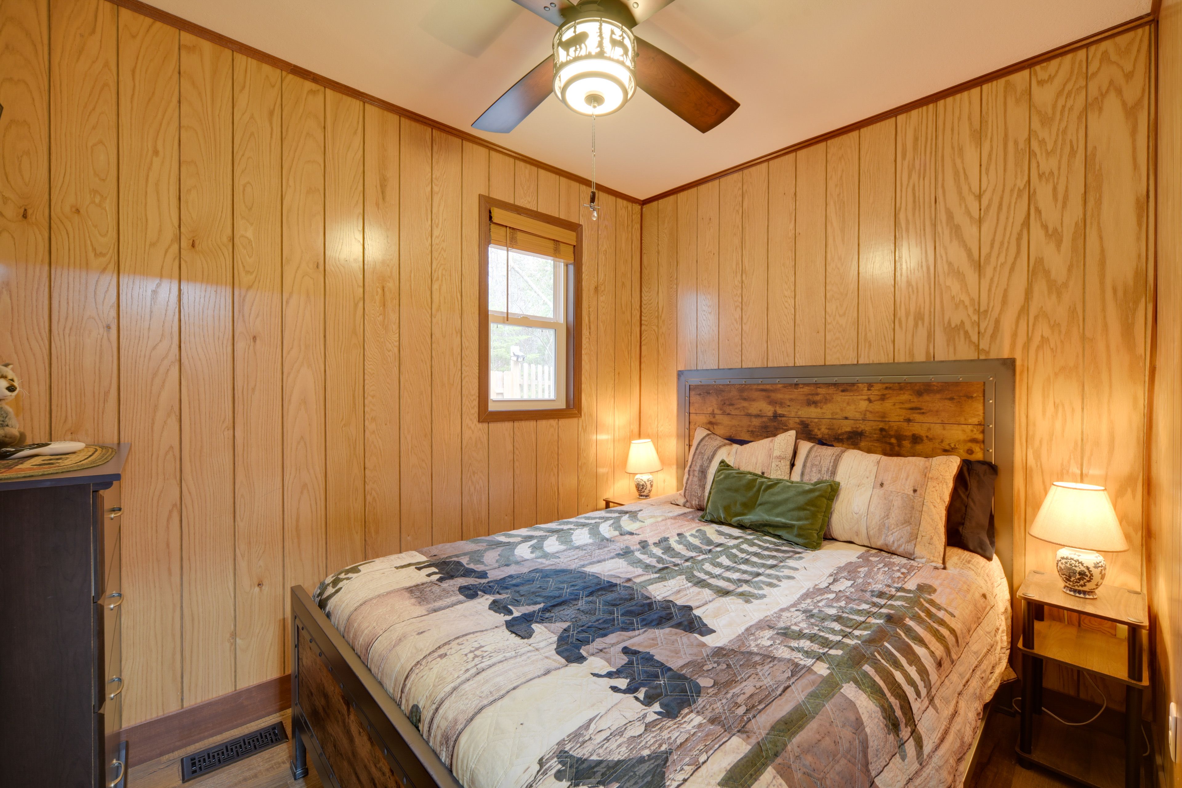 Bedroom 1 | Queen Bed | 1st Floor