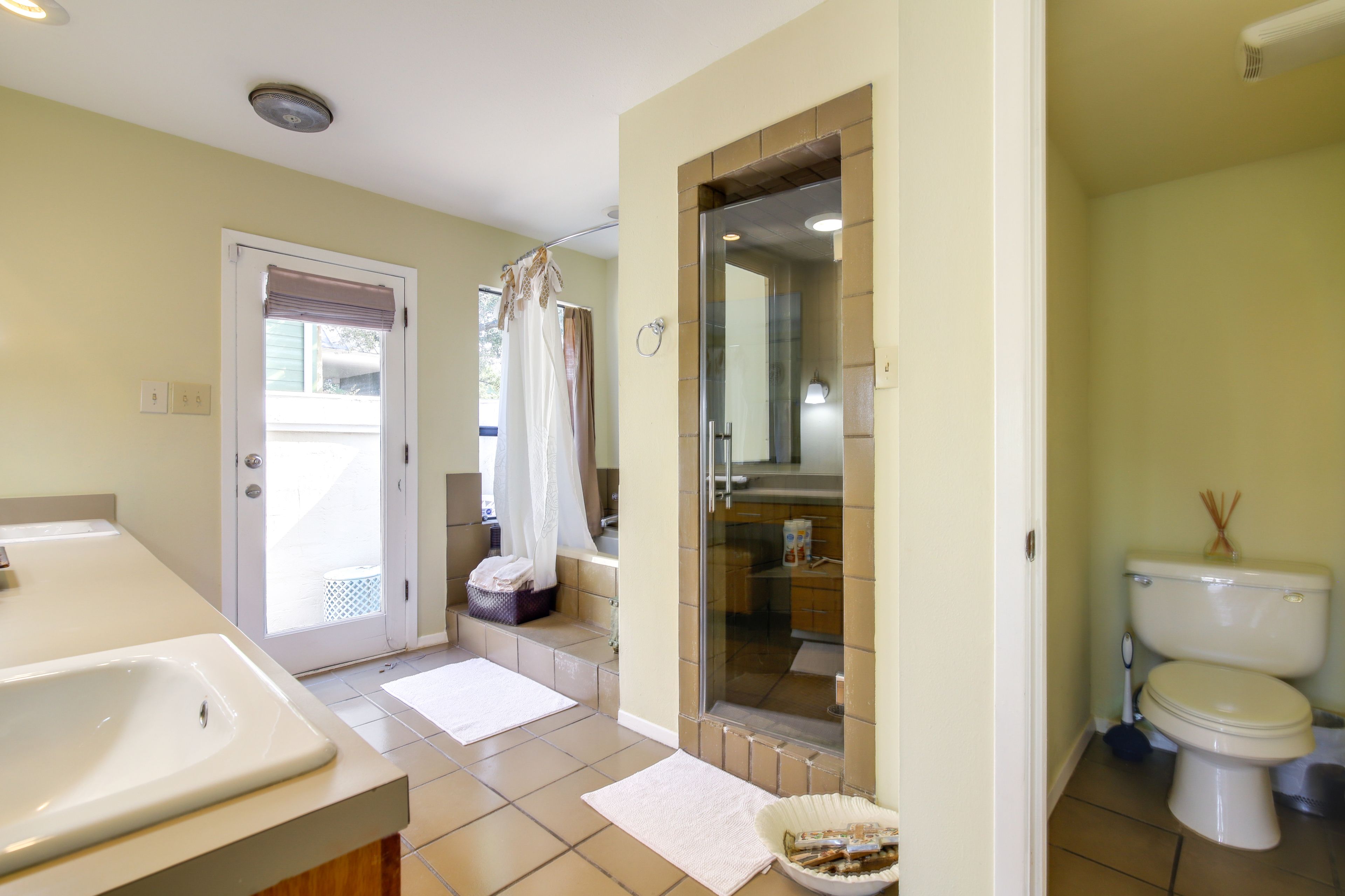 Full Bathroom | Towels & Linens Provided