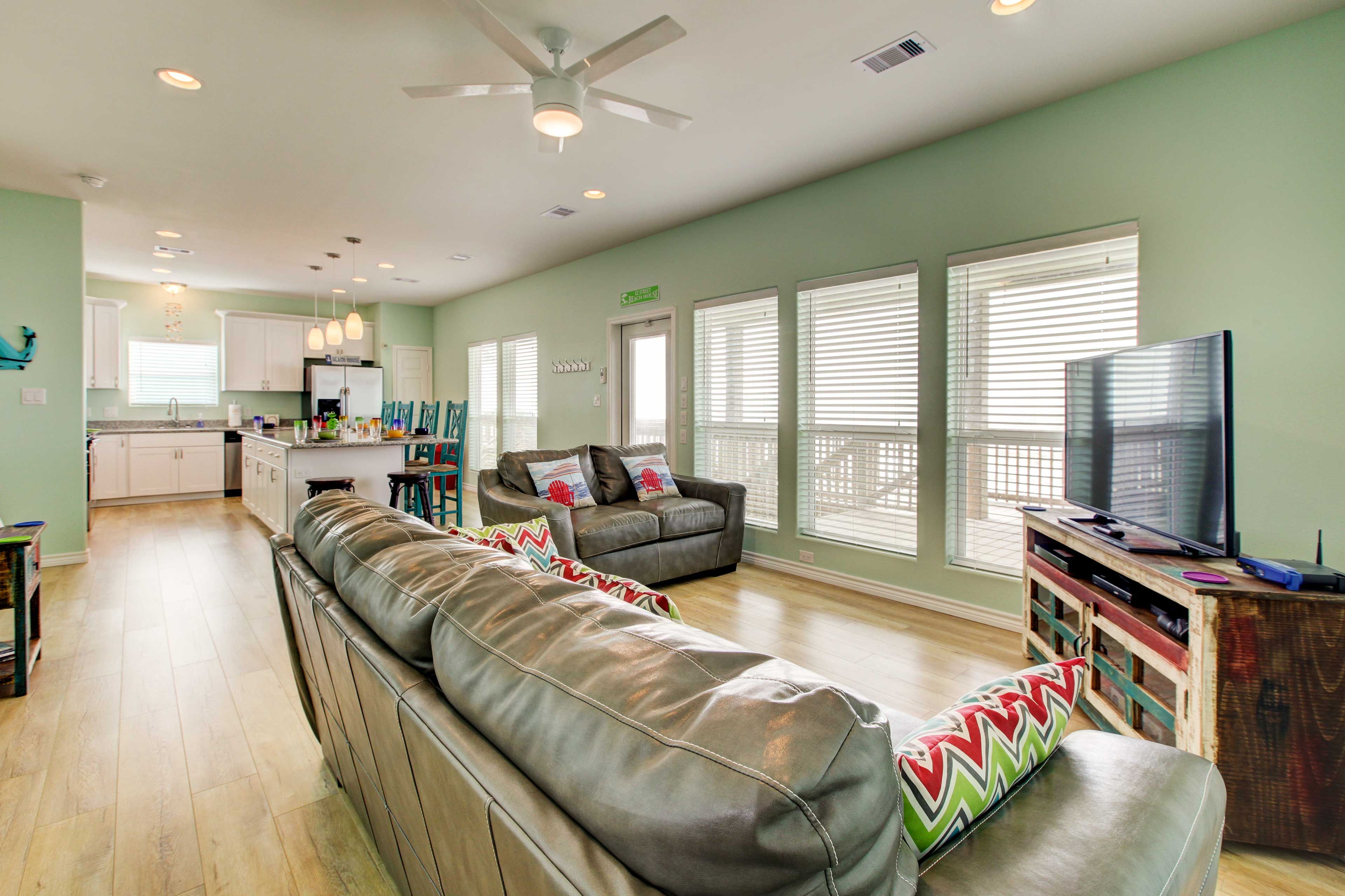 Living Room | Cable TV | Central A/C & Heating | Free WiFi