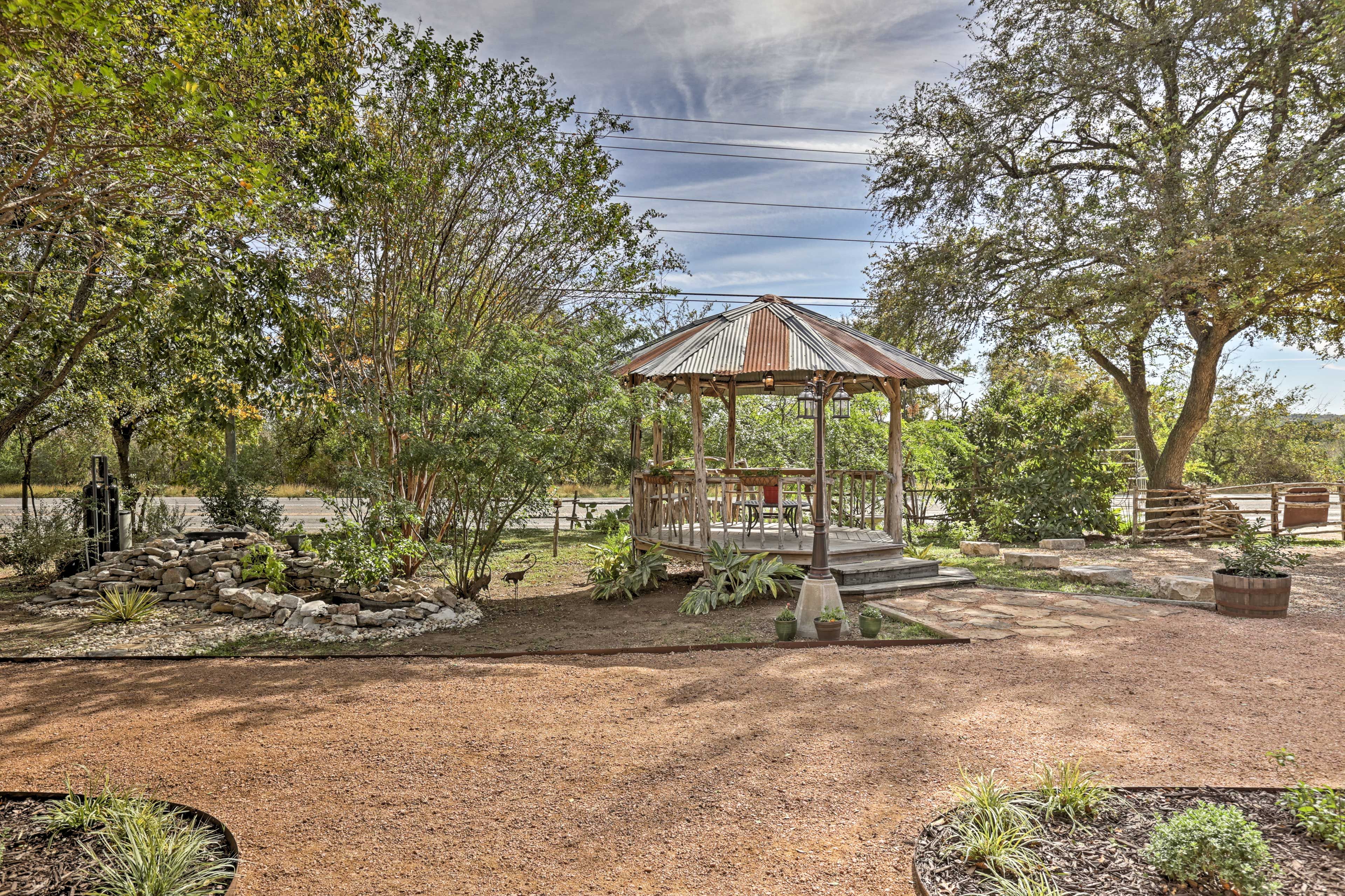 Hunter Road Stagecoach Stop is a perfect picture of tranquility and relaxation.