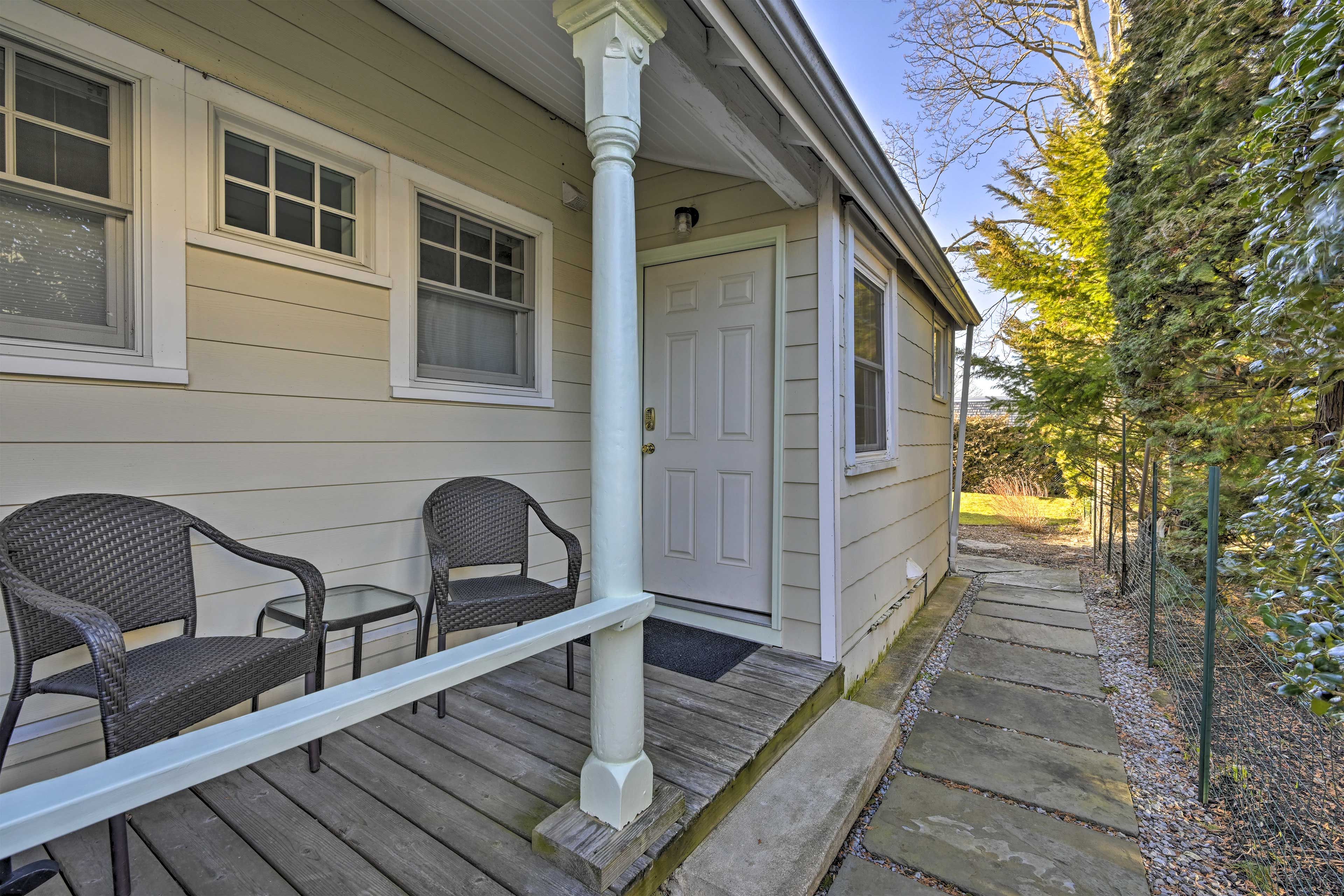 Porch w/ Seating