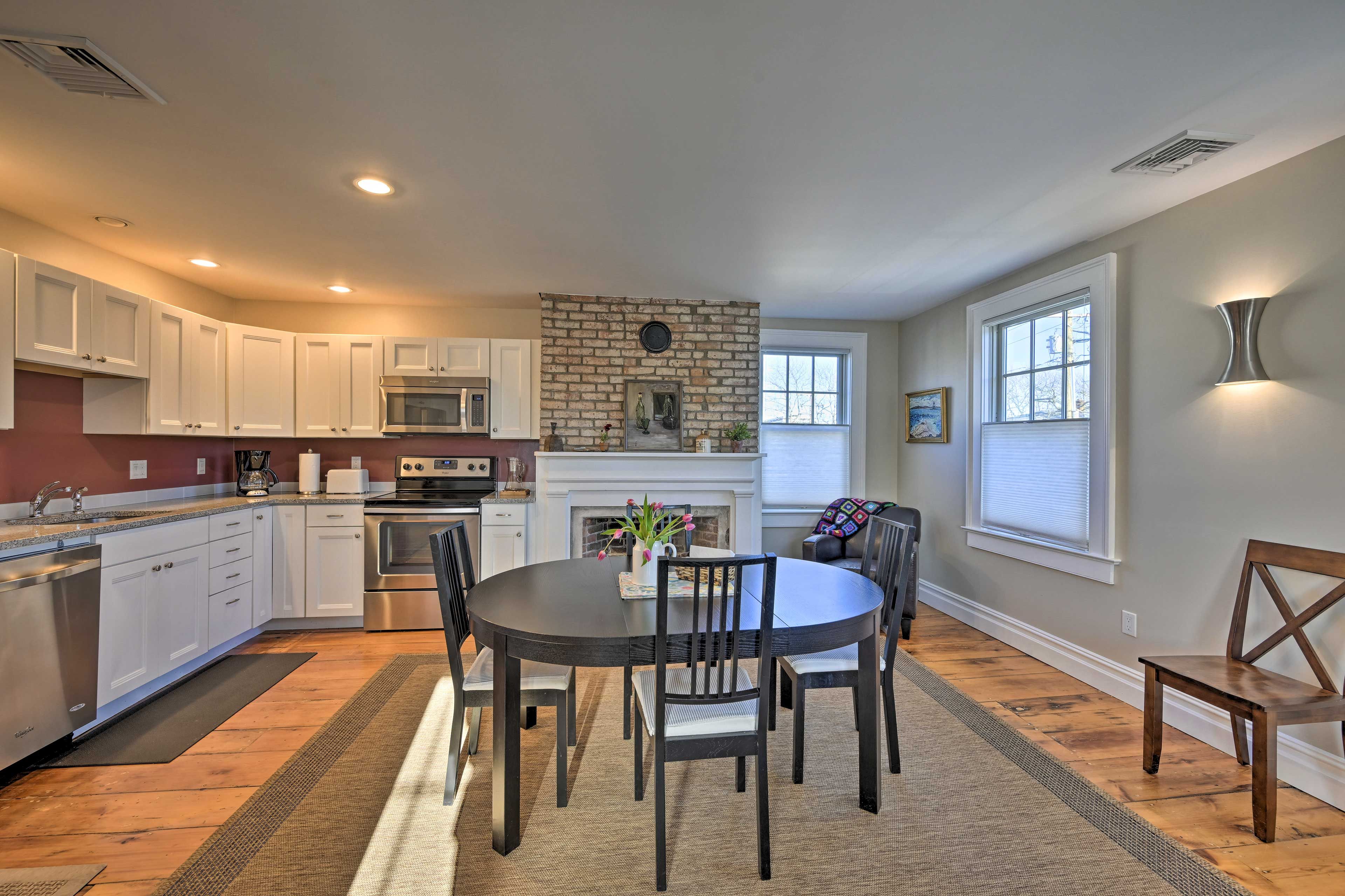 Dining Area | Dishes & Flatware Provided