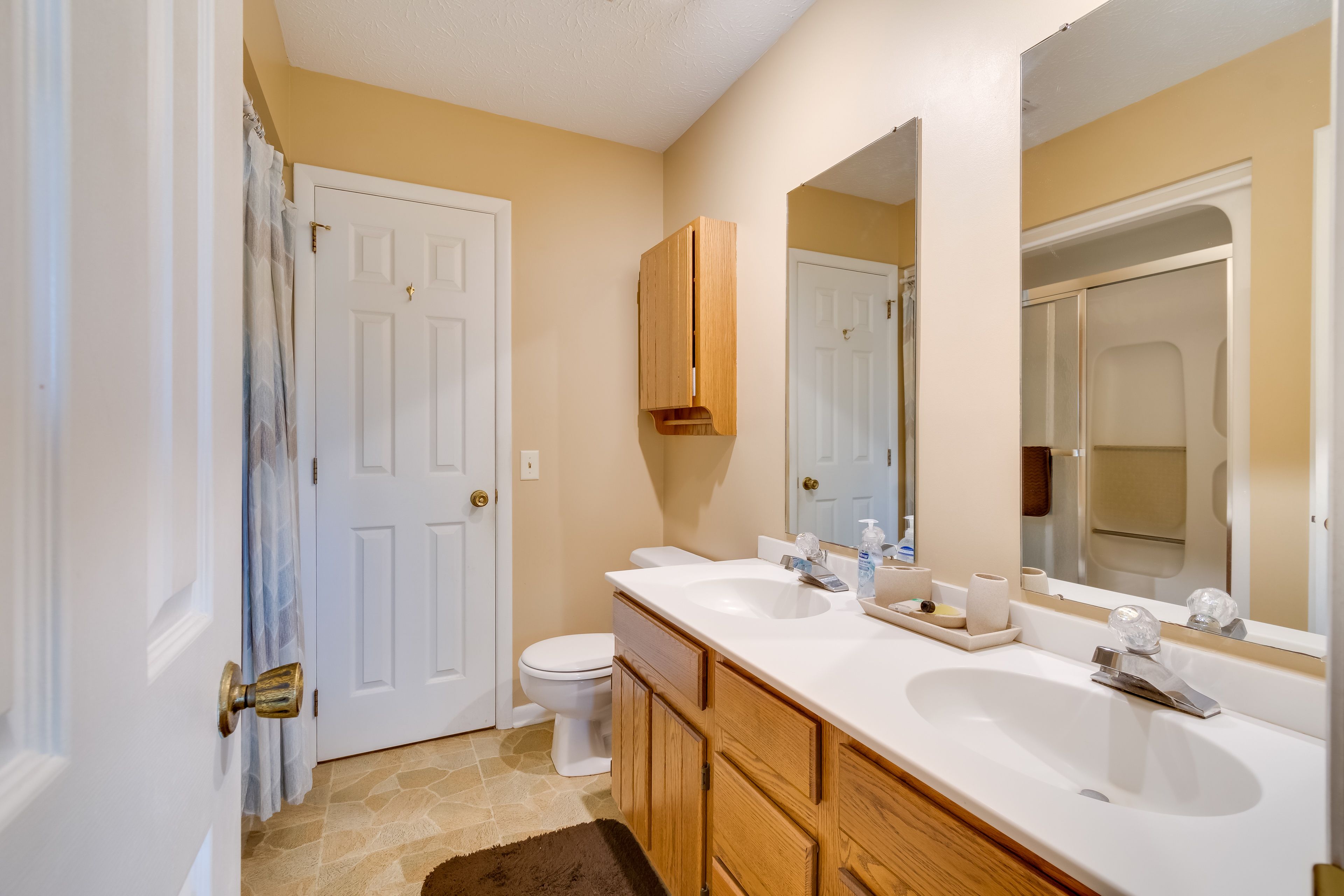 En-Suite Bathroom | Towels & Linens Provided