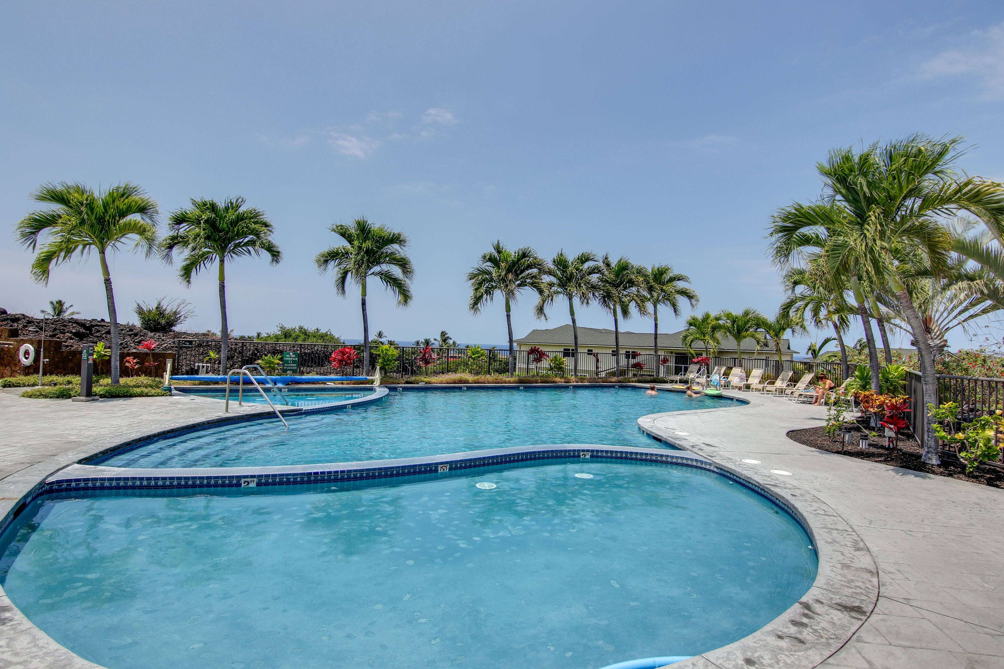 Community Amenities | Pool | Dining Area