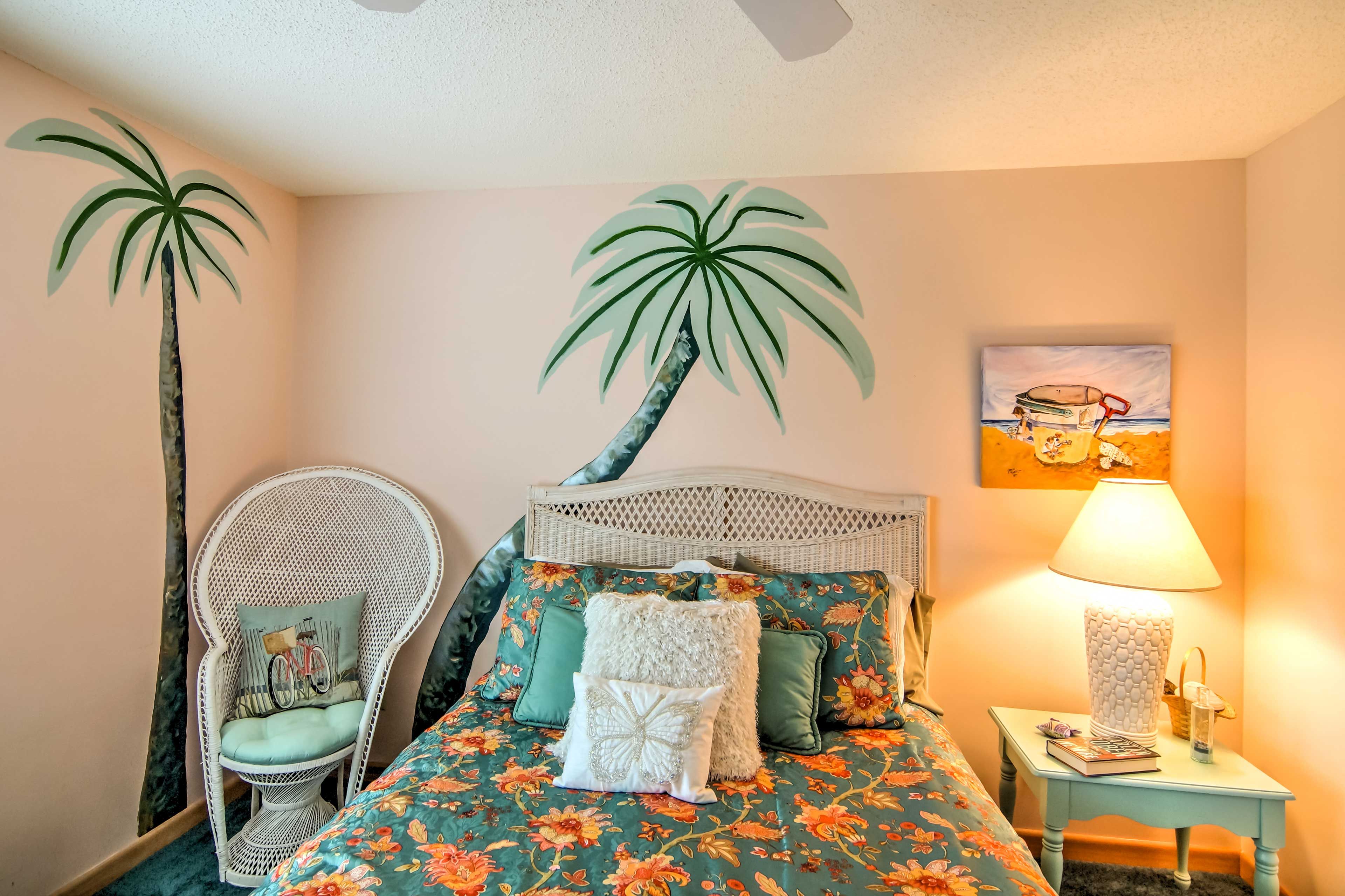 Bedroom 2 (Palm Room) | Queen Bed