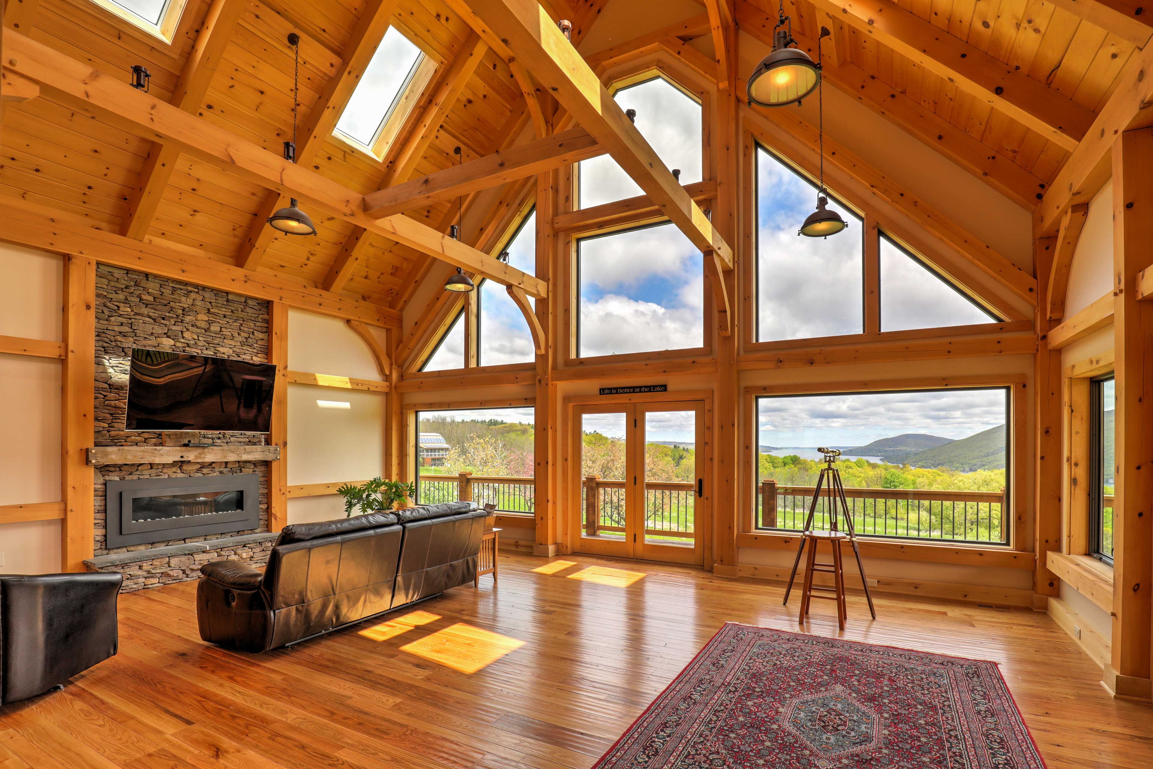 Living Room | Cable TV | Free WiFi | Central Heat & A/C