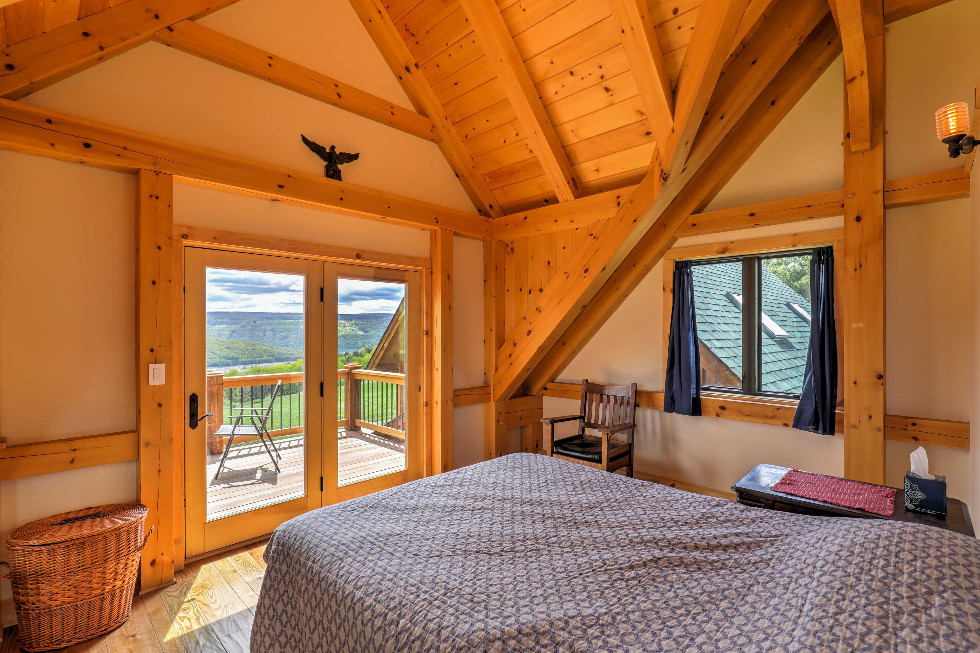 Bedroom 1 (Loft) | Queen Bed | Linens Provided