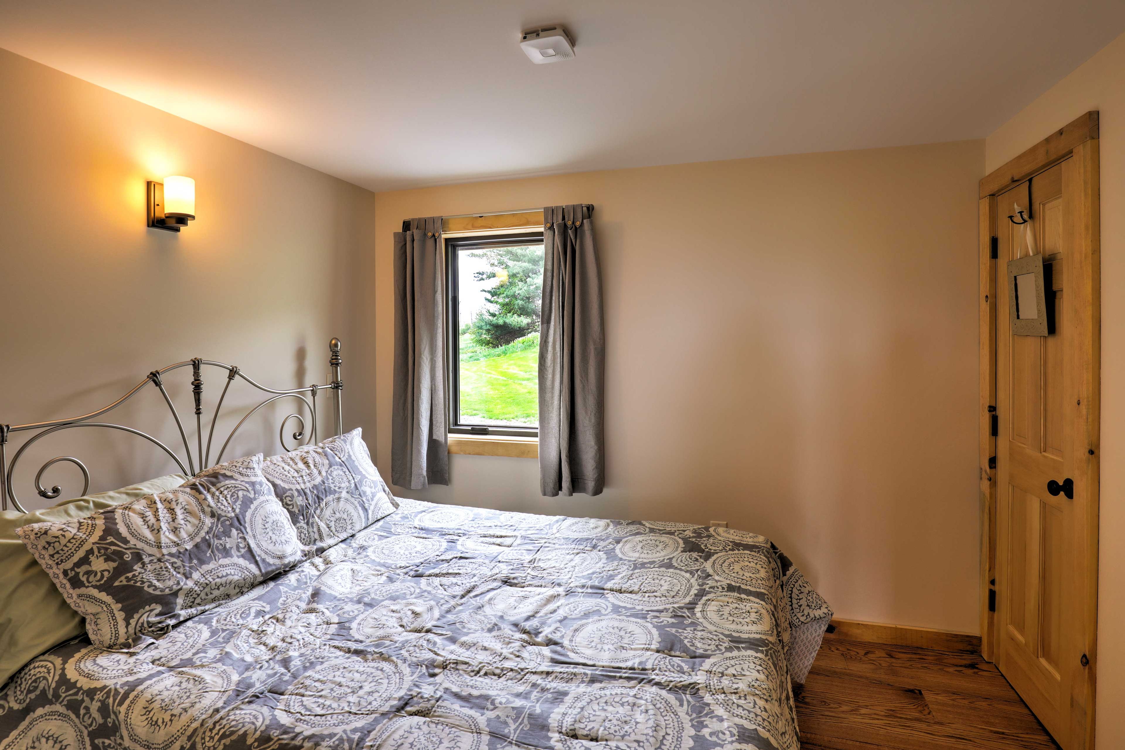 Bedroom 3 | Queen Bed