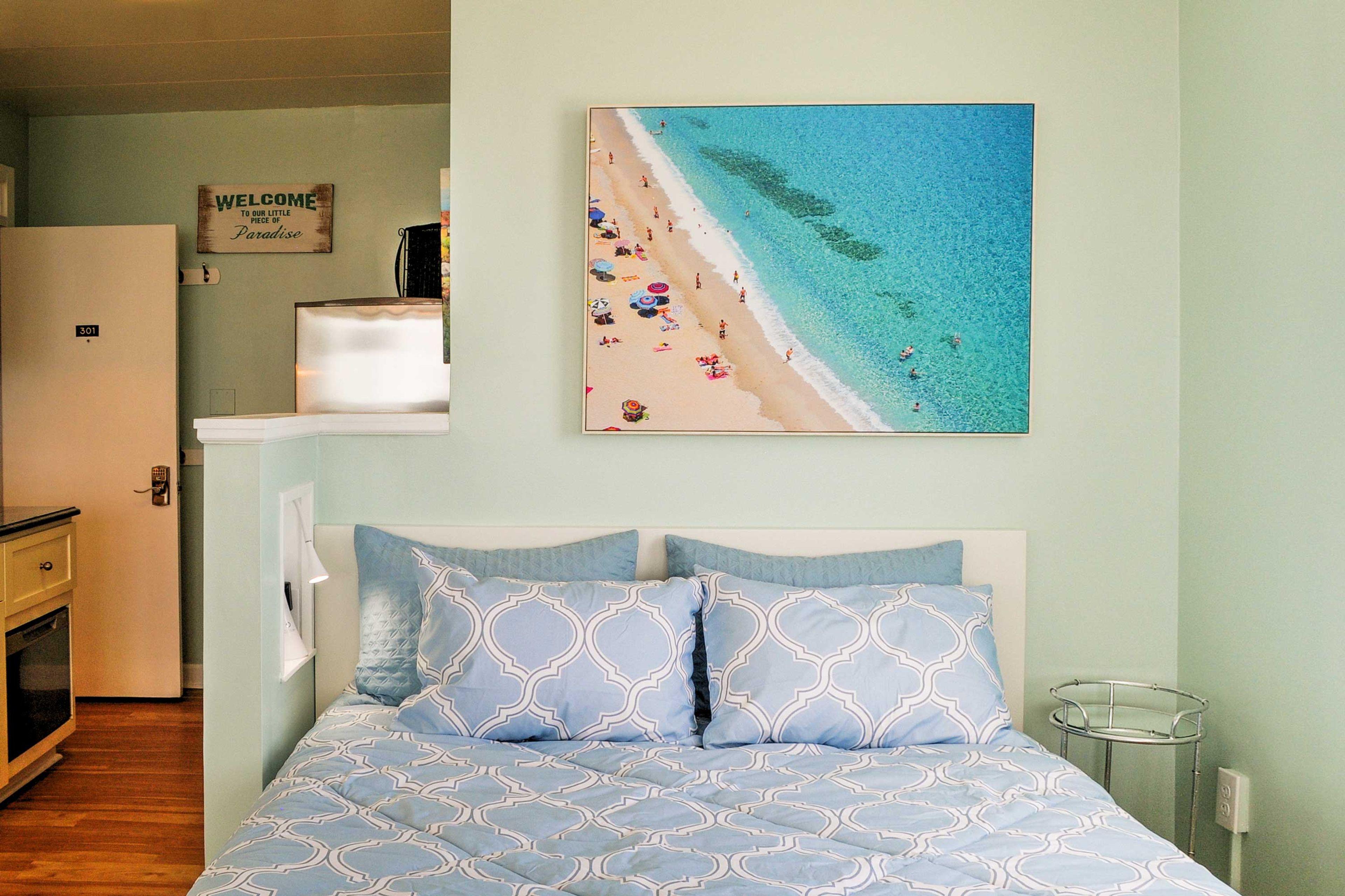 Wake up feeling refreshed after a good night's sleep in this queen bed.