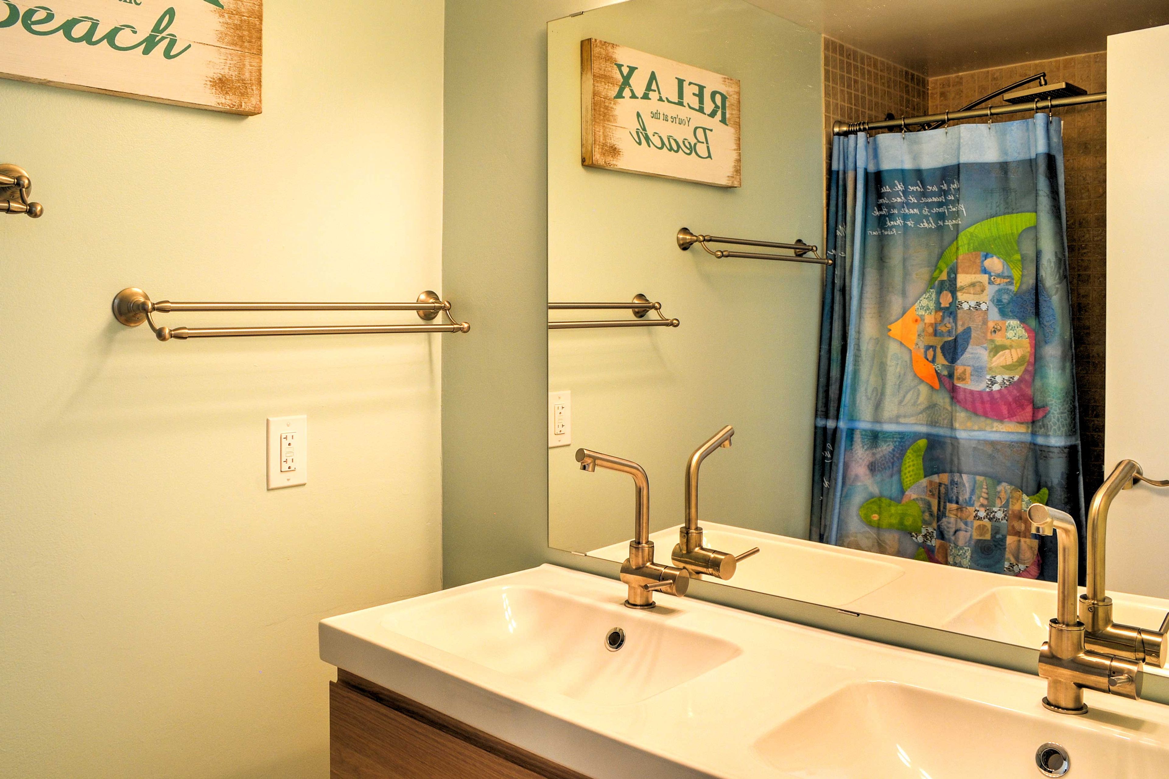 Rinse off the sand in this pristine full bathroom.
