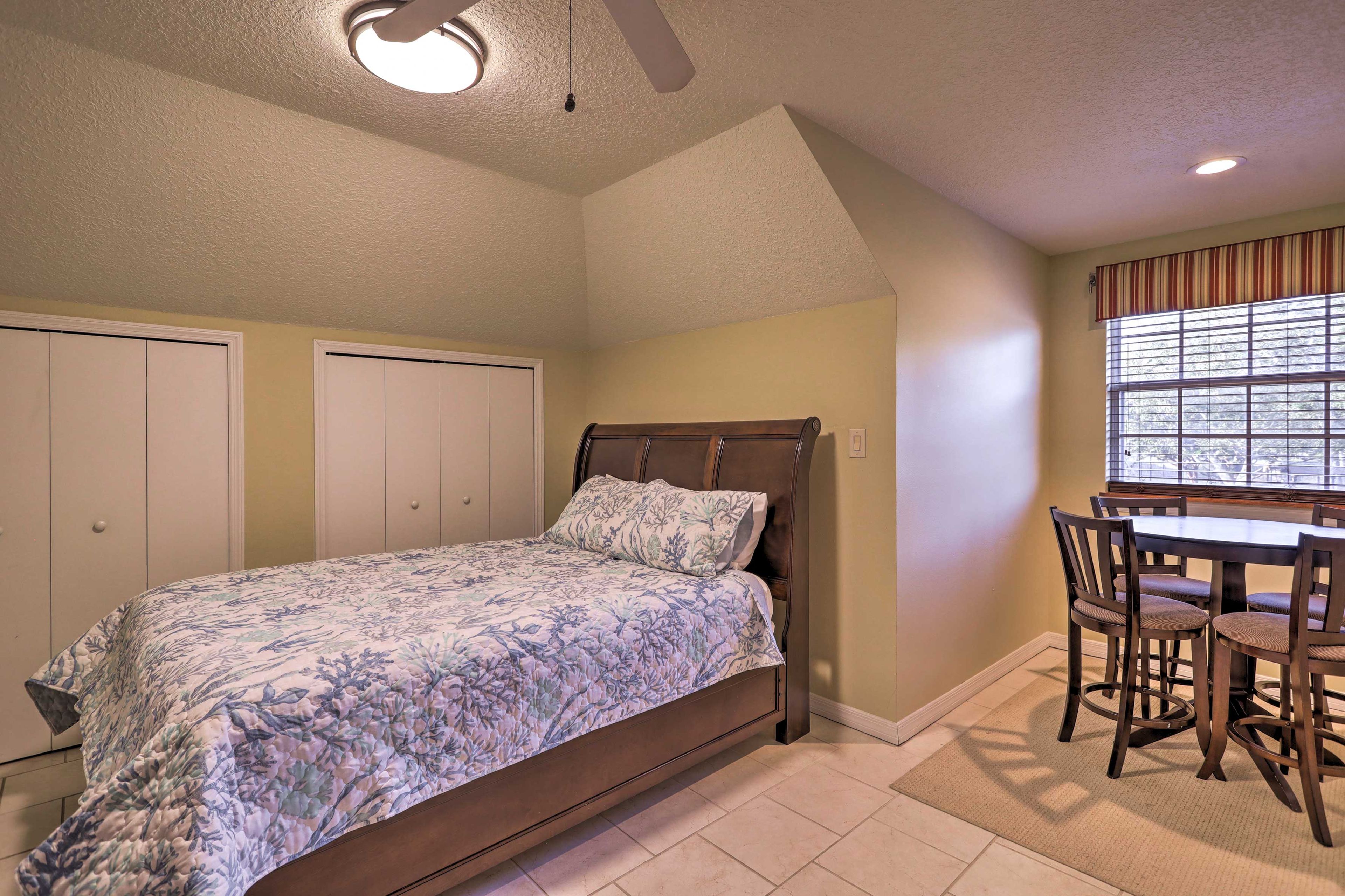 Bedroom 9 | Queen Bed