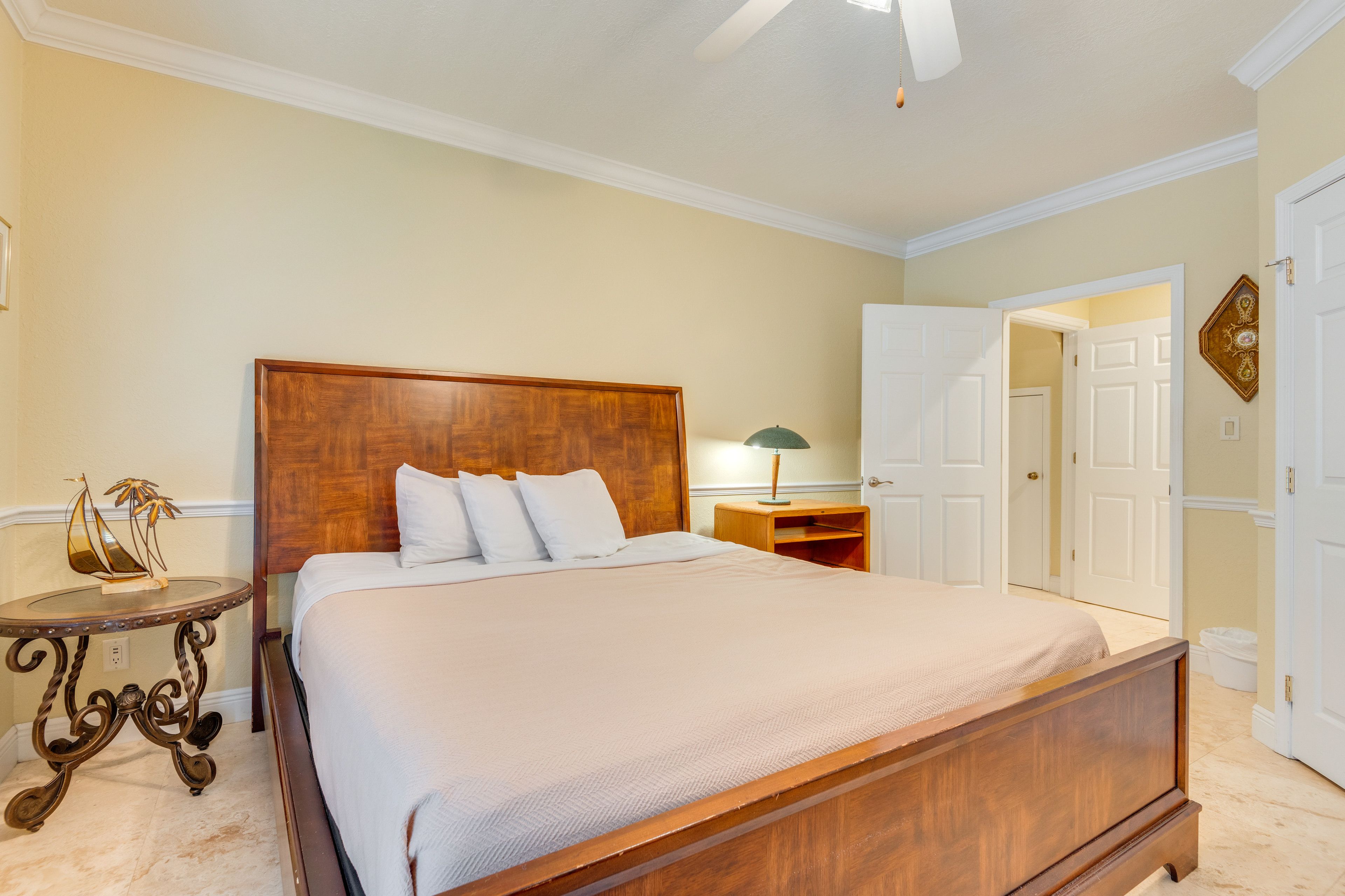 Bedroom 8 | King Bed